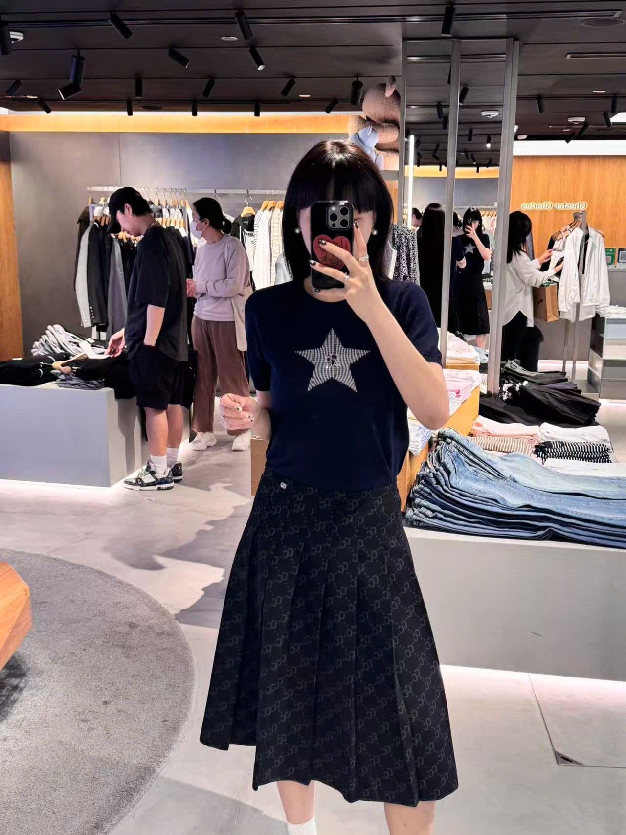  1.Áo navy ngắn tay, ngôi sao lớn đính đá ngực 