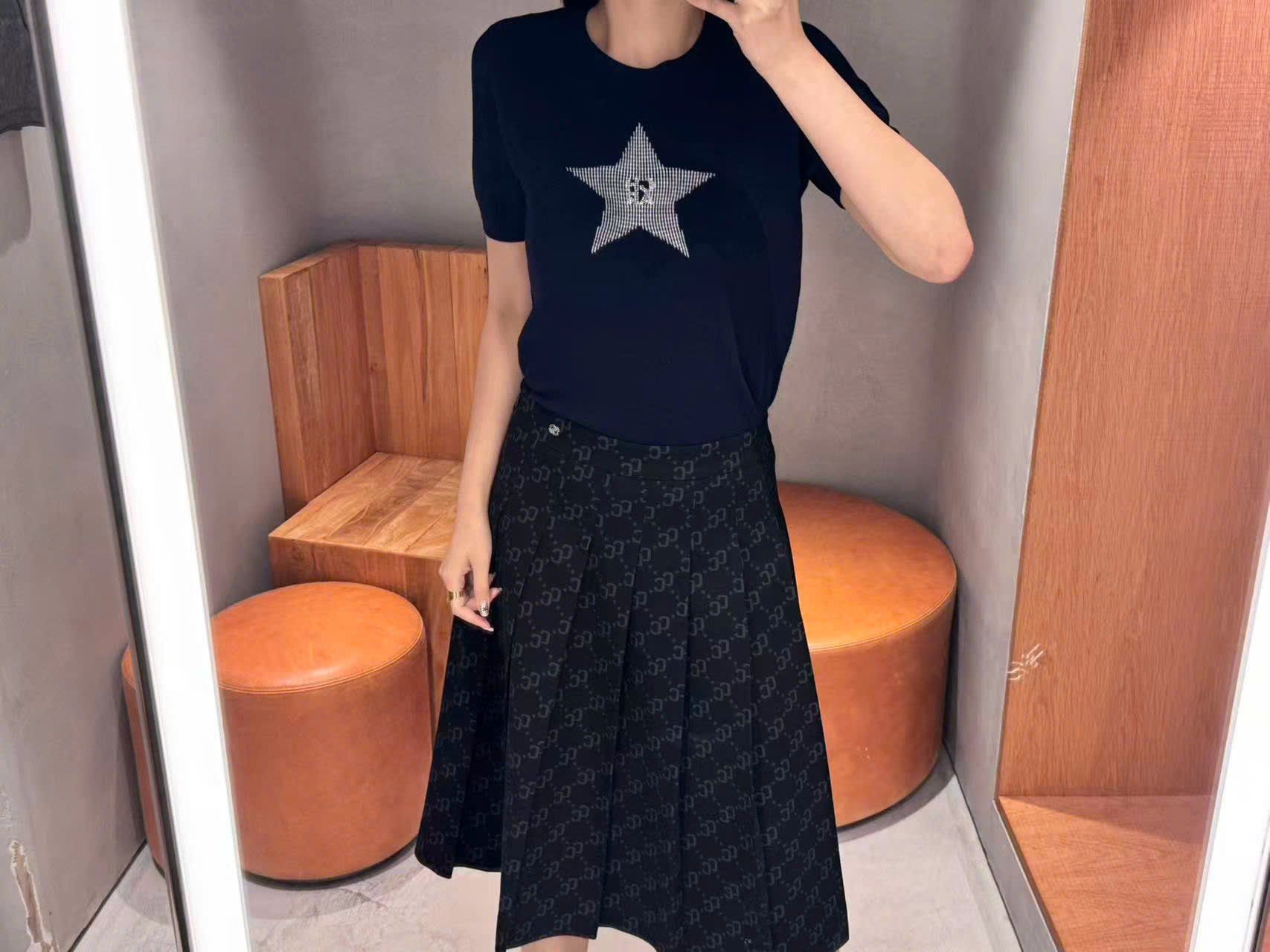  1.Áo navy ngắn tay, ngôi sao lớn đính đá ngực 