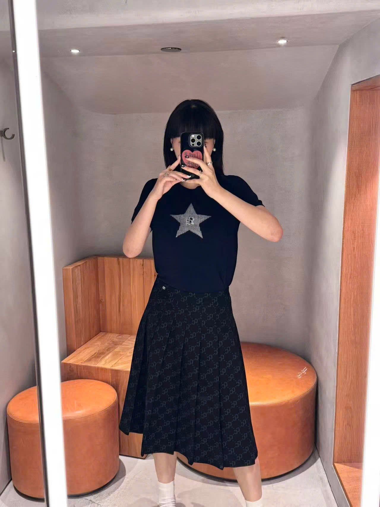  1.Áo navy ngắn tay, ngôi sao lớn đính đá ngực 