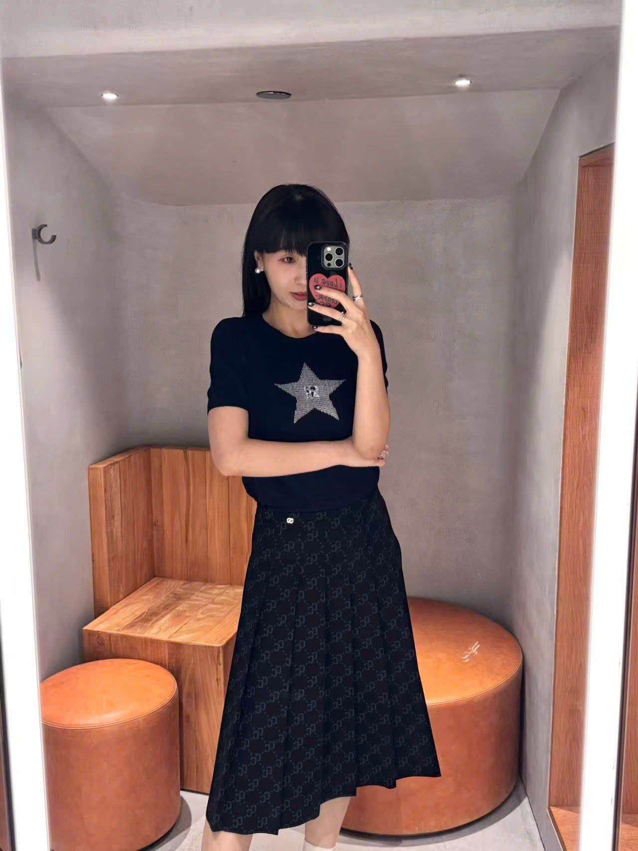  1.Áo navy ngắn tay, ngôi sao lớn đính đá ngực 