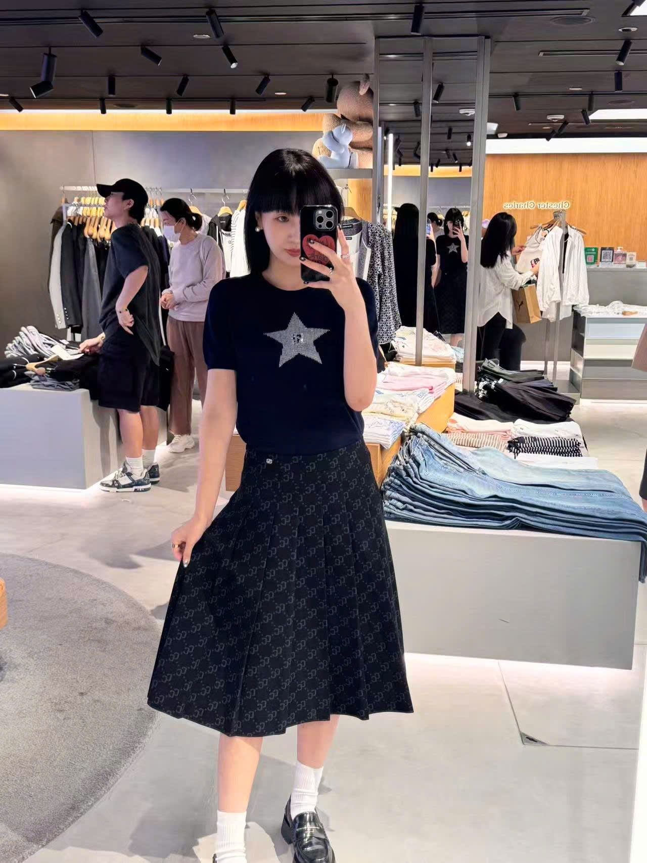  1.Áo navy ngắn tay, ngôi sao lớn đính đá ngực 