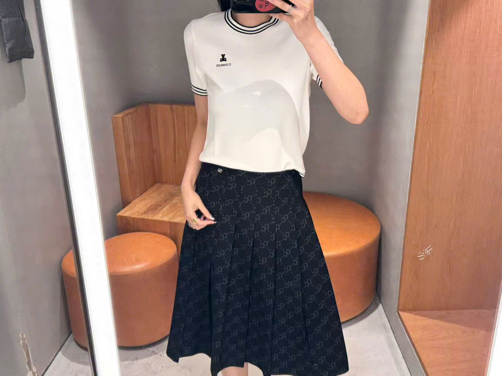  Áo trắng ngắn tay, cổ tròn, viền - gấu đen 