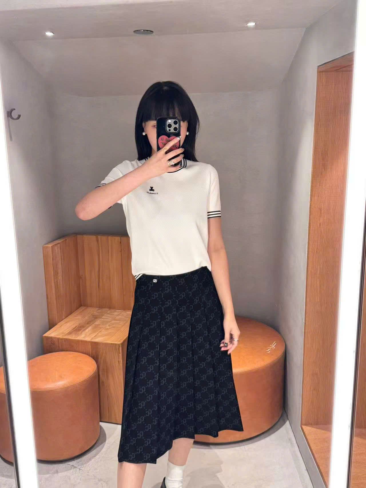  Áo trắng ngắn tay, cổ tròn, viền - gấu đen 