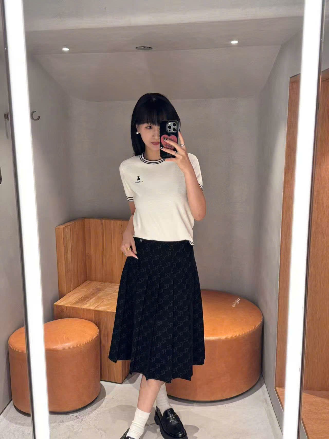  Áo trắng ngắn tay, cổ tròn, viền - gấu đen 