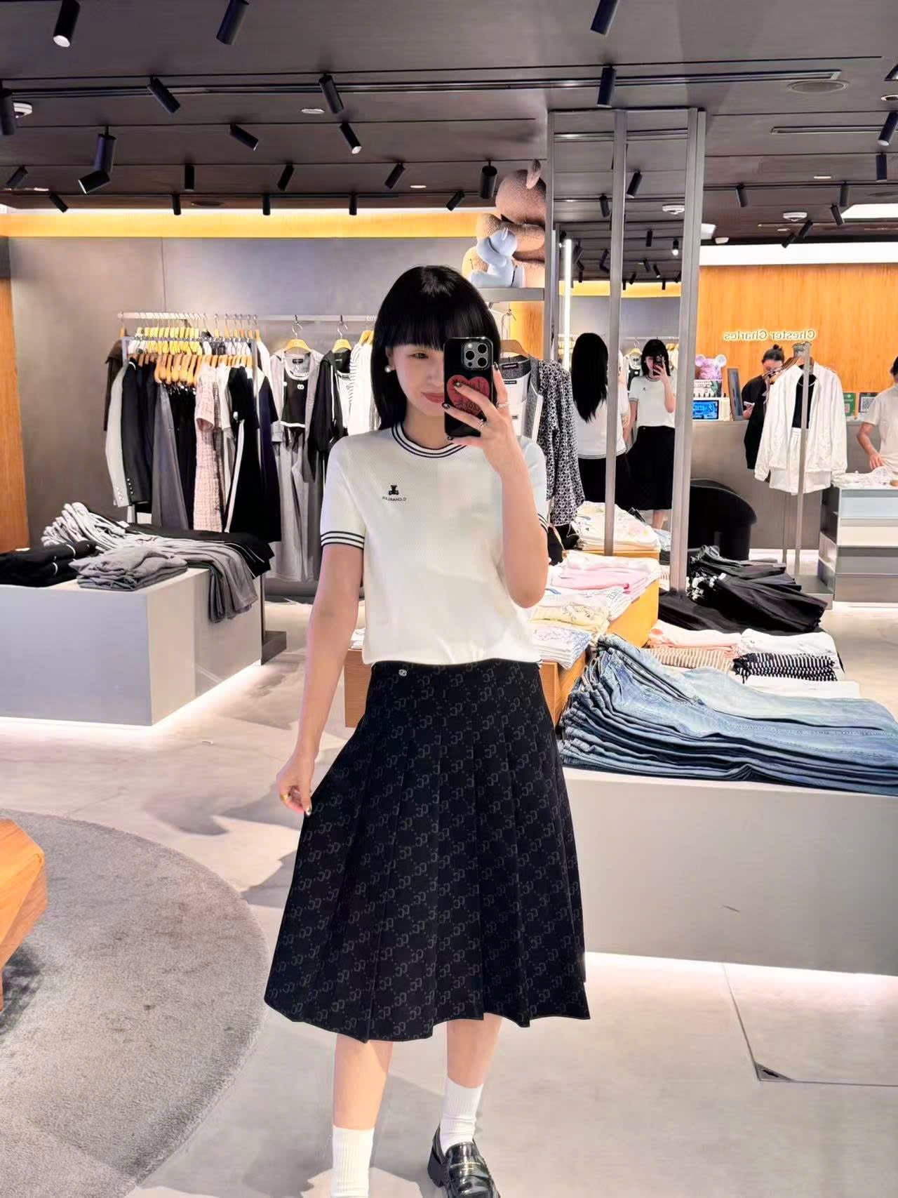  Áo trắng ngắn tay, cổ tròn, viền - gấu đen 