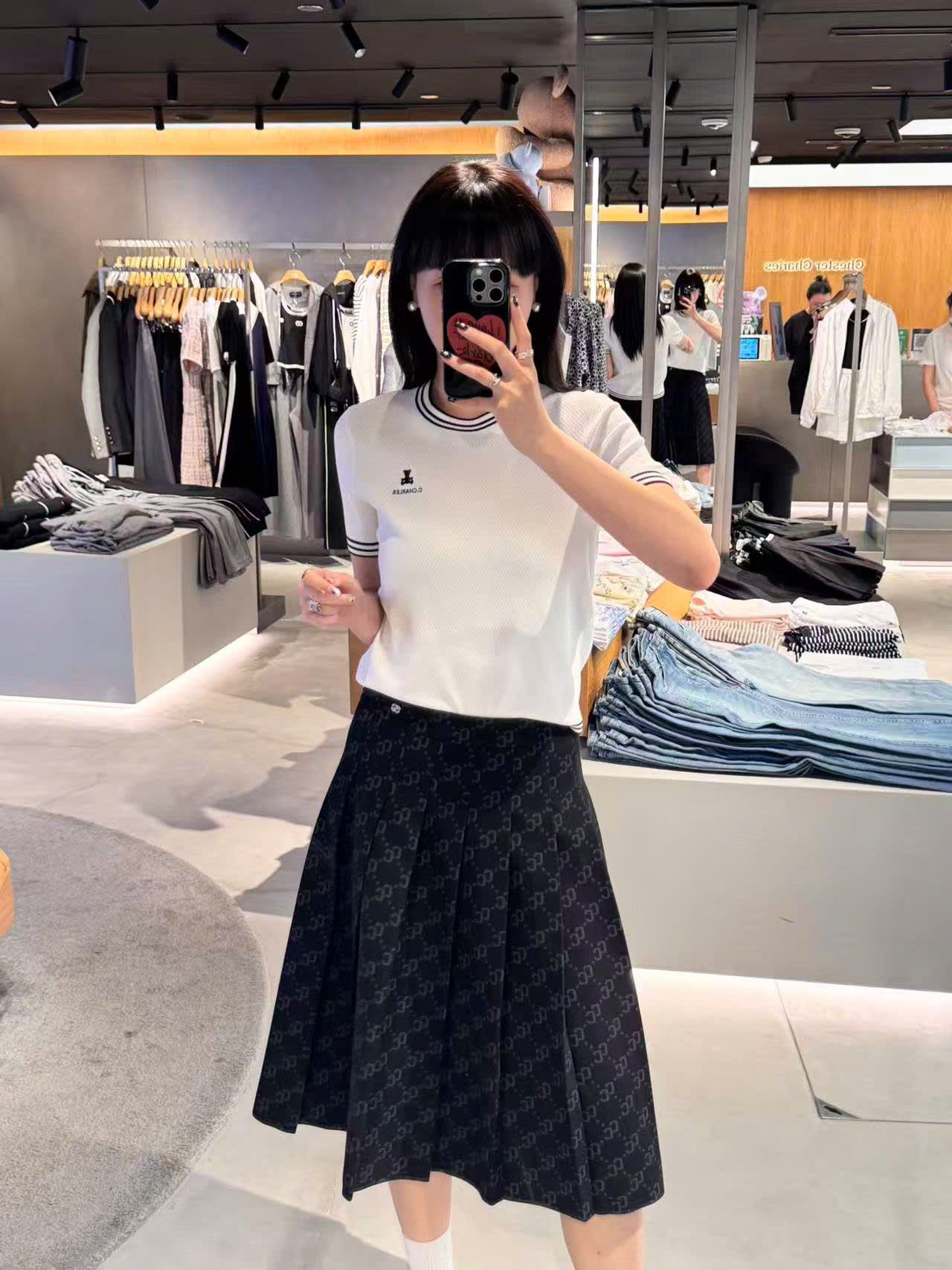  Áo trắng ngắn tay, cổ tròn, viền - gấu đen 