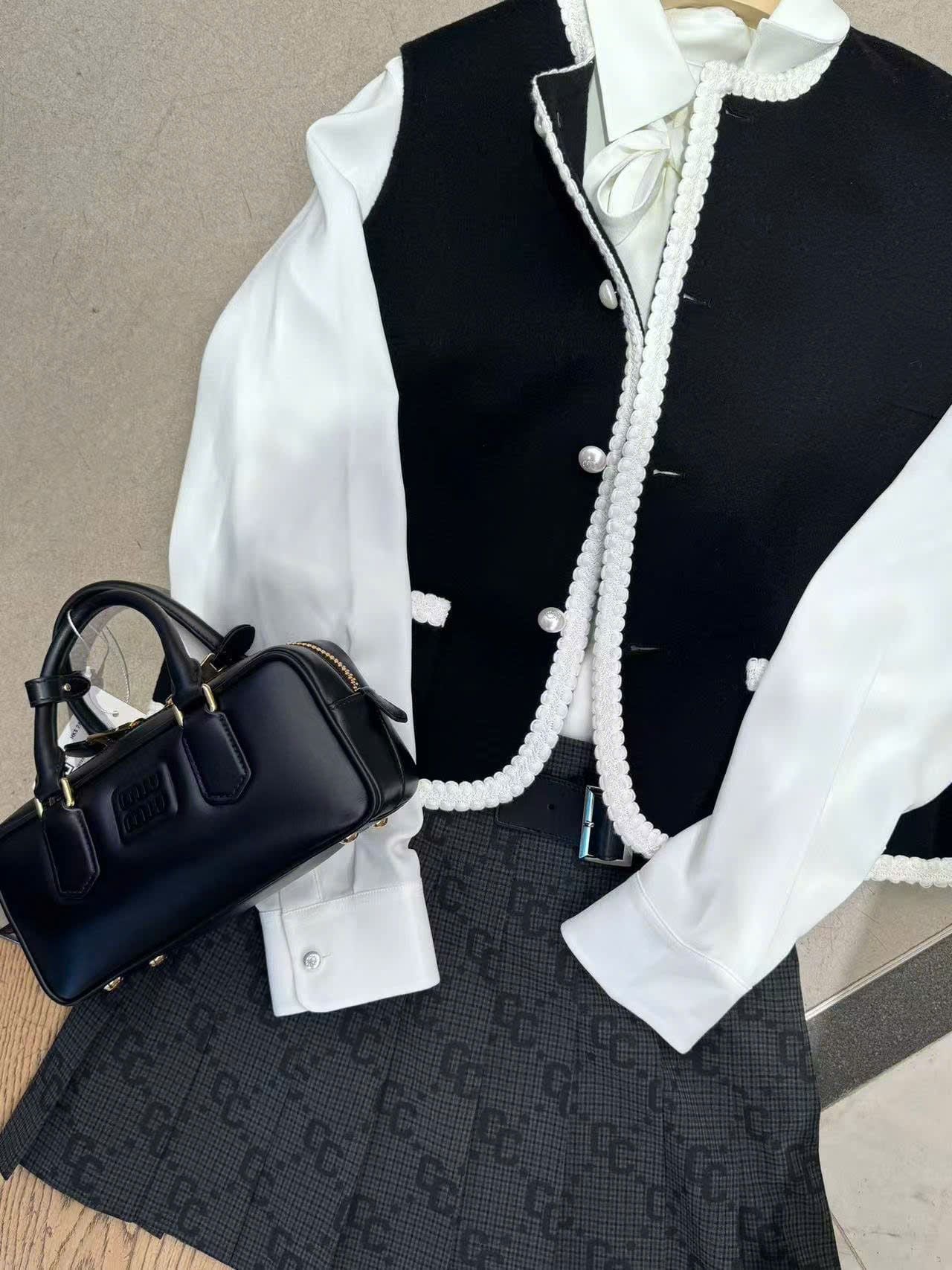  Áo ghile đen - viền trắng, cúc ngọc 