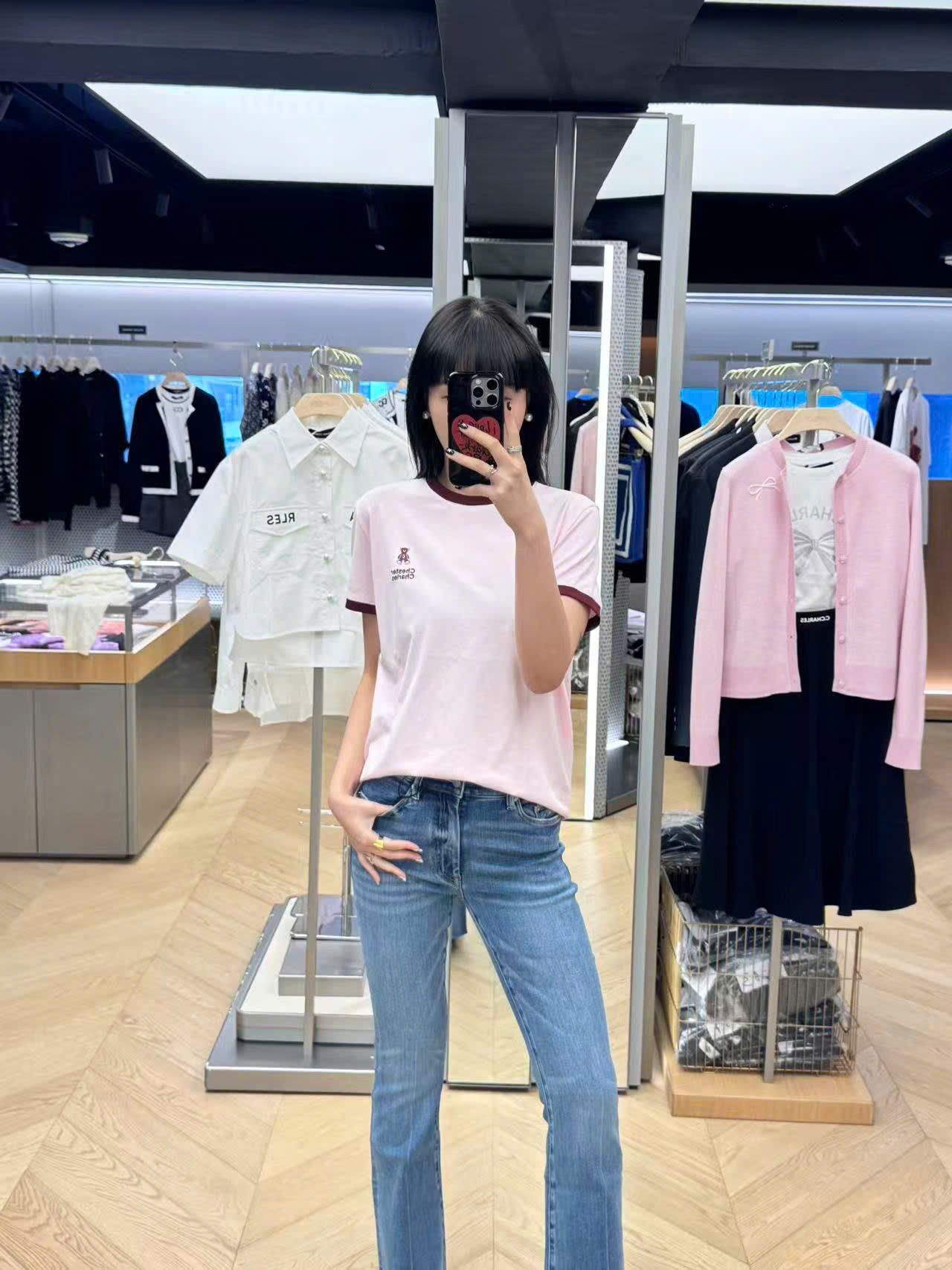  Áo phông hồng , viền đỏ gấu chữ 1 bên ngực 