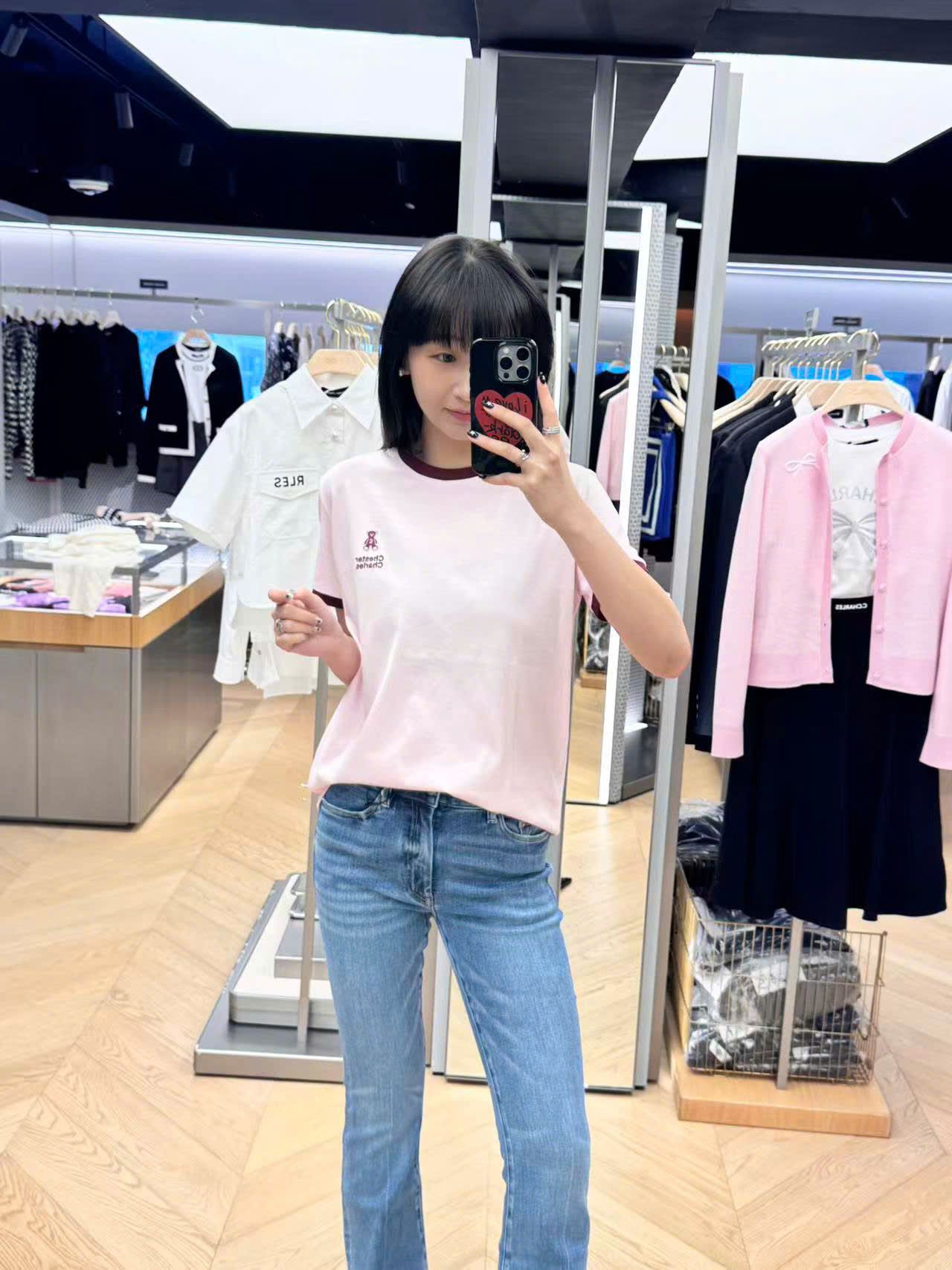  Áo phông hồng , viền đỏ gấu chữ 1 bên ngực 