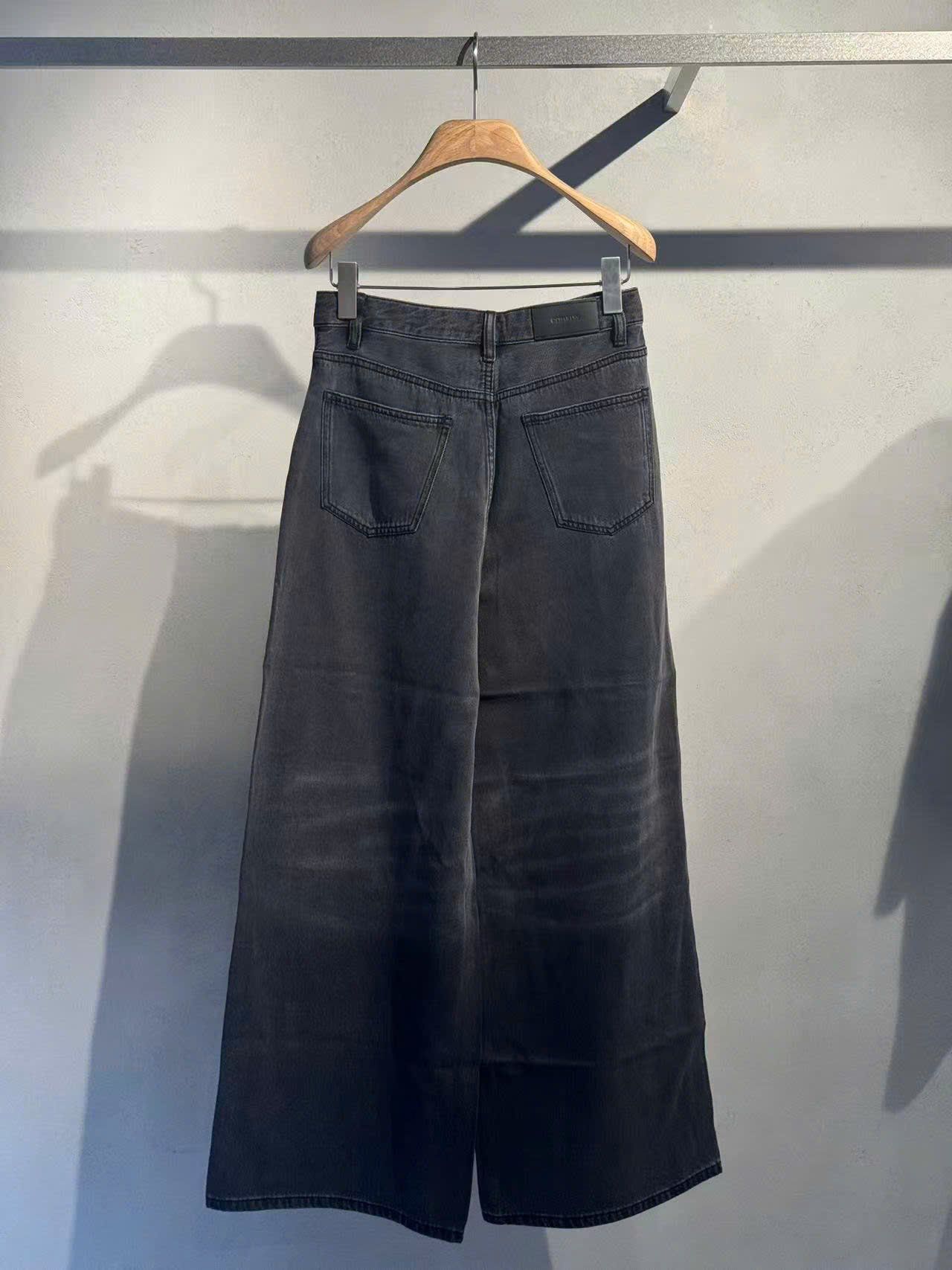  Quần jean đen mài, ống rộng dây rút trắng 