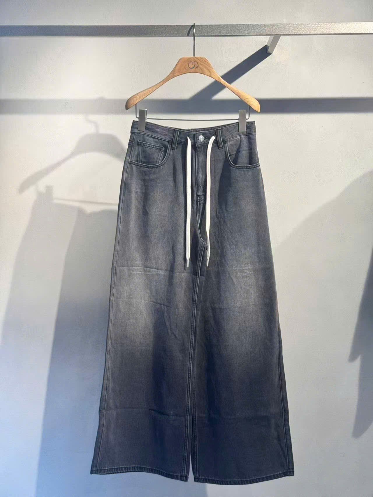  Quần jean đen mài, ống rộng dây rút trắng 