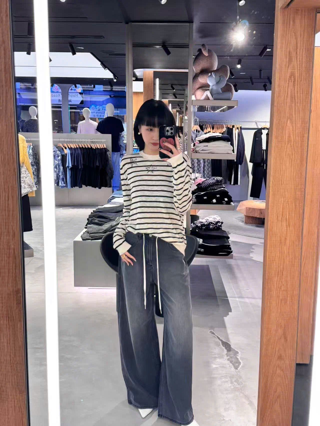  Quần jean đen mài, ống rộng dây rút trắng 