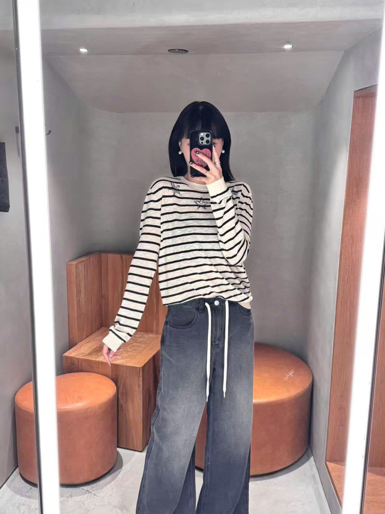  Quần jean đen mài, ống rộng dây rút trắng 