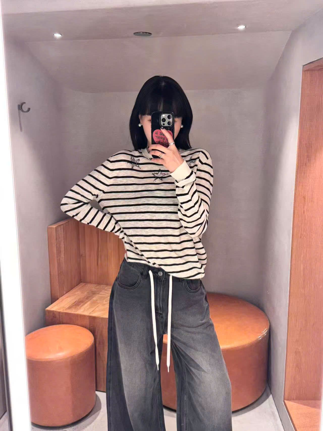  Quần jean đen mài, ống rộng dây rút trắng 