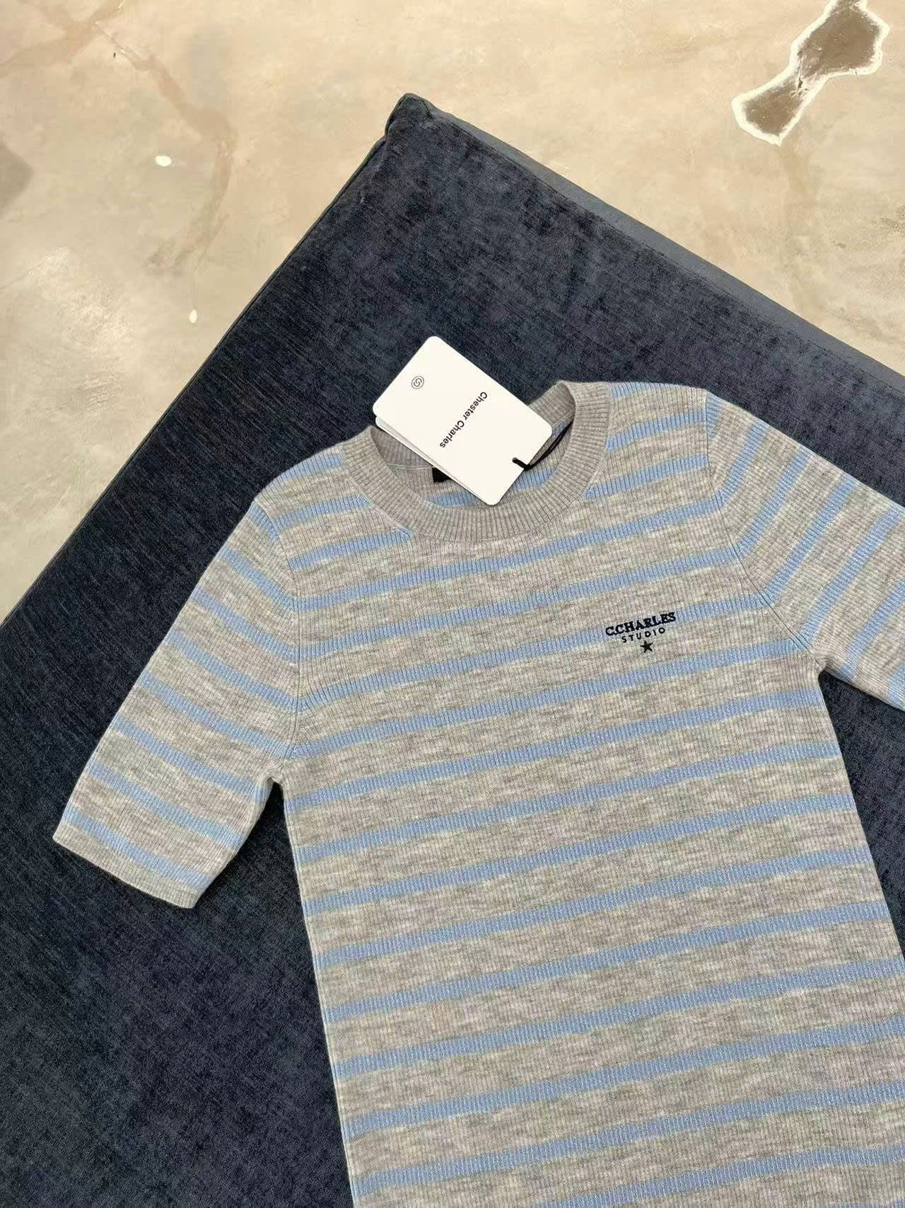  Áo xám kẻ xanh, logo chữ đen nhỏ 