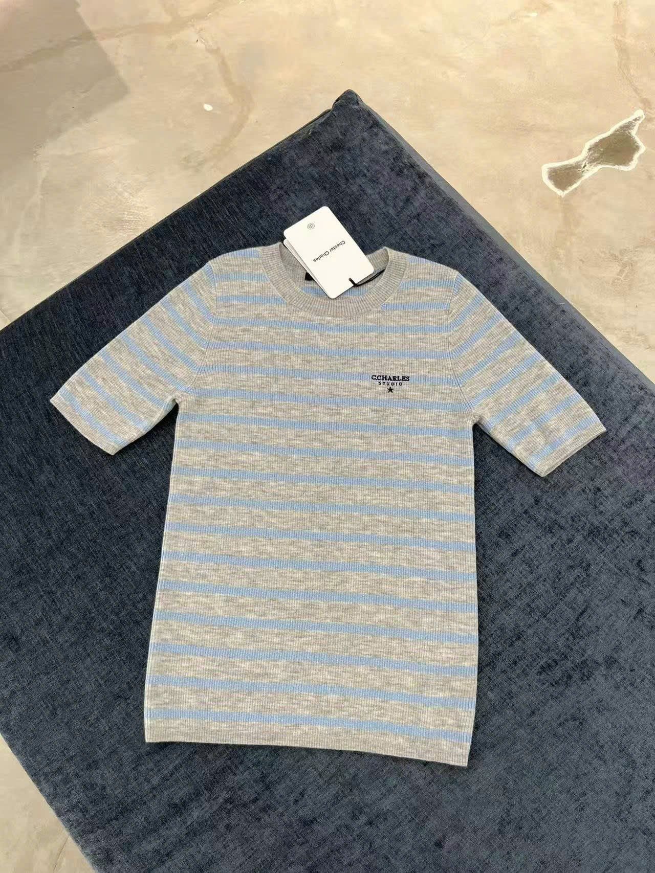  Áo xám kẻ xanh, logo chữ đen nhỏ 