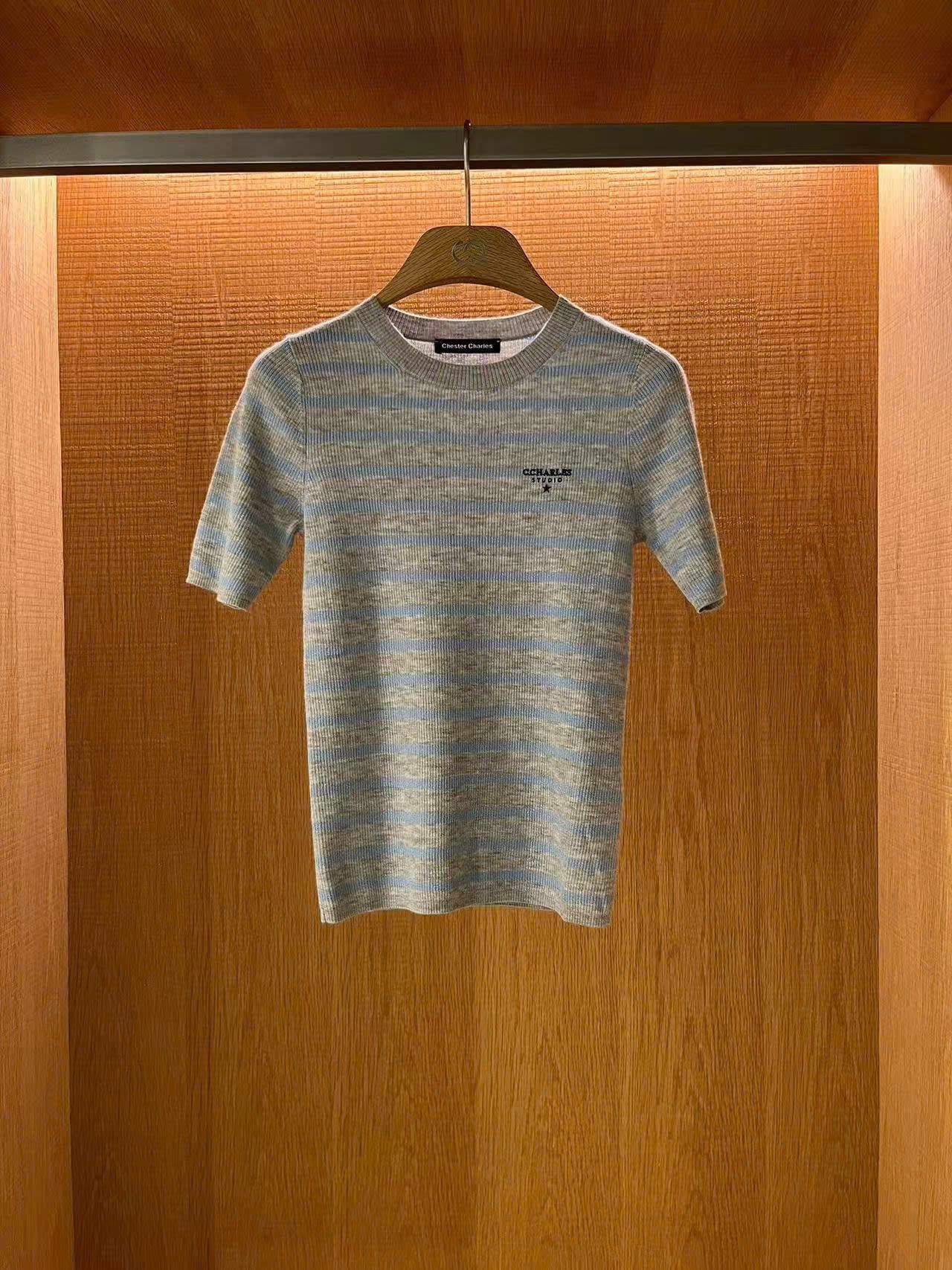  Áo xám kẻ xanh, logo chữ đen nhỏ 