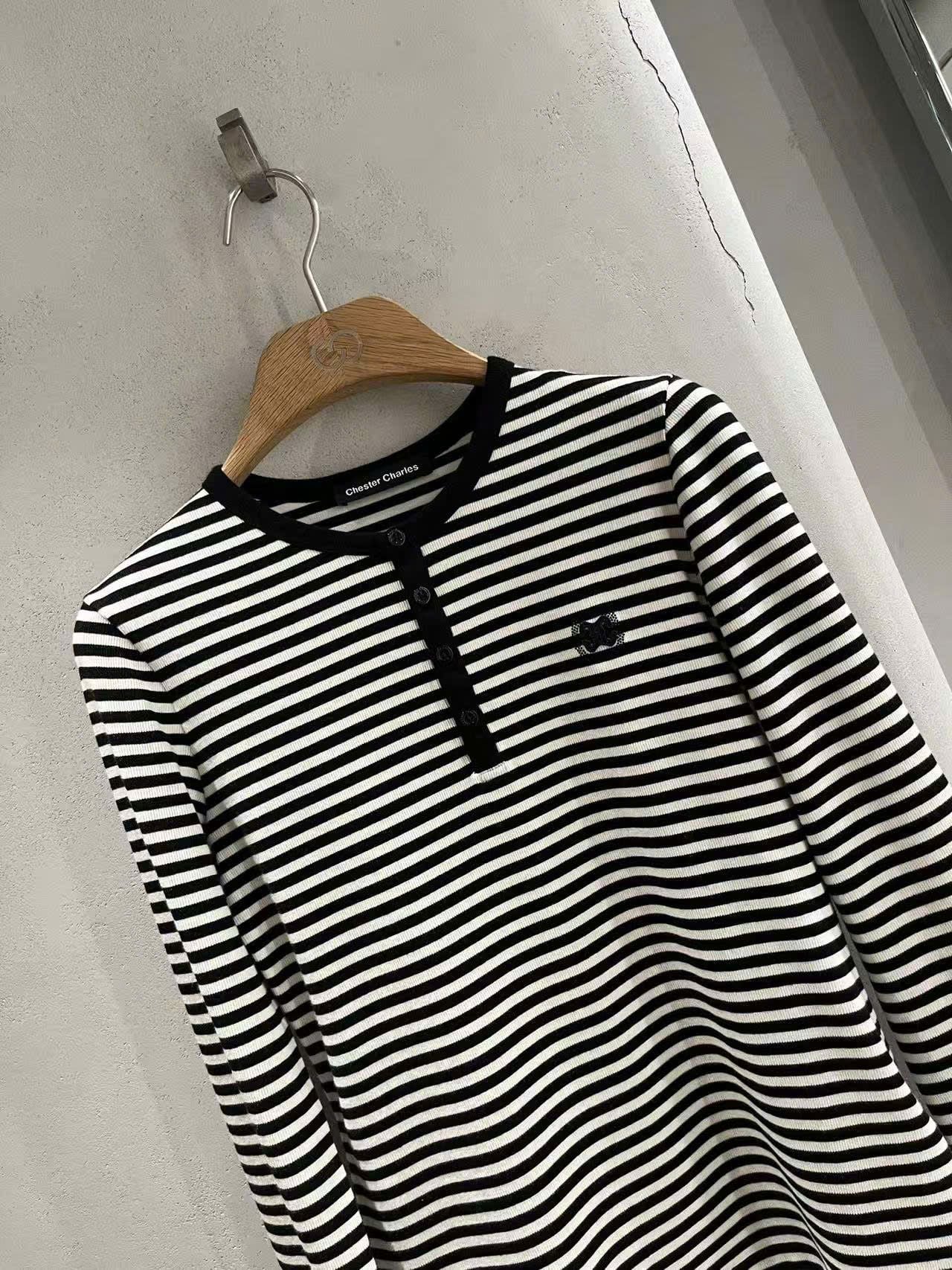  Áo thun kẻ đen trắng cổ cài cúc -nơ đen nhỏ 