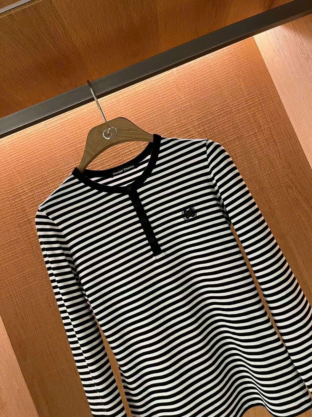  Áo thun kẻ đen trắng cổ cài cúc -nơ đen nhỏ 