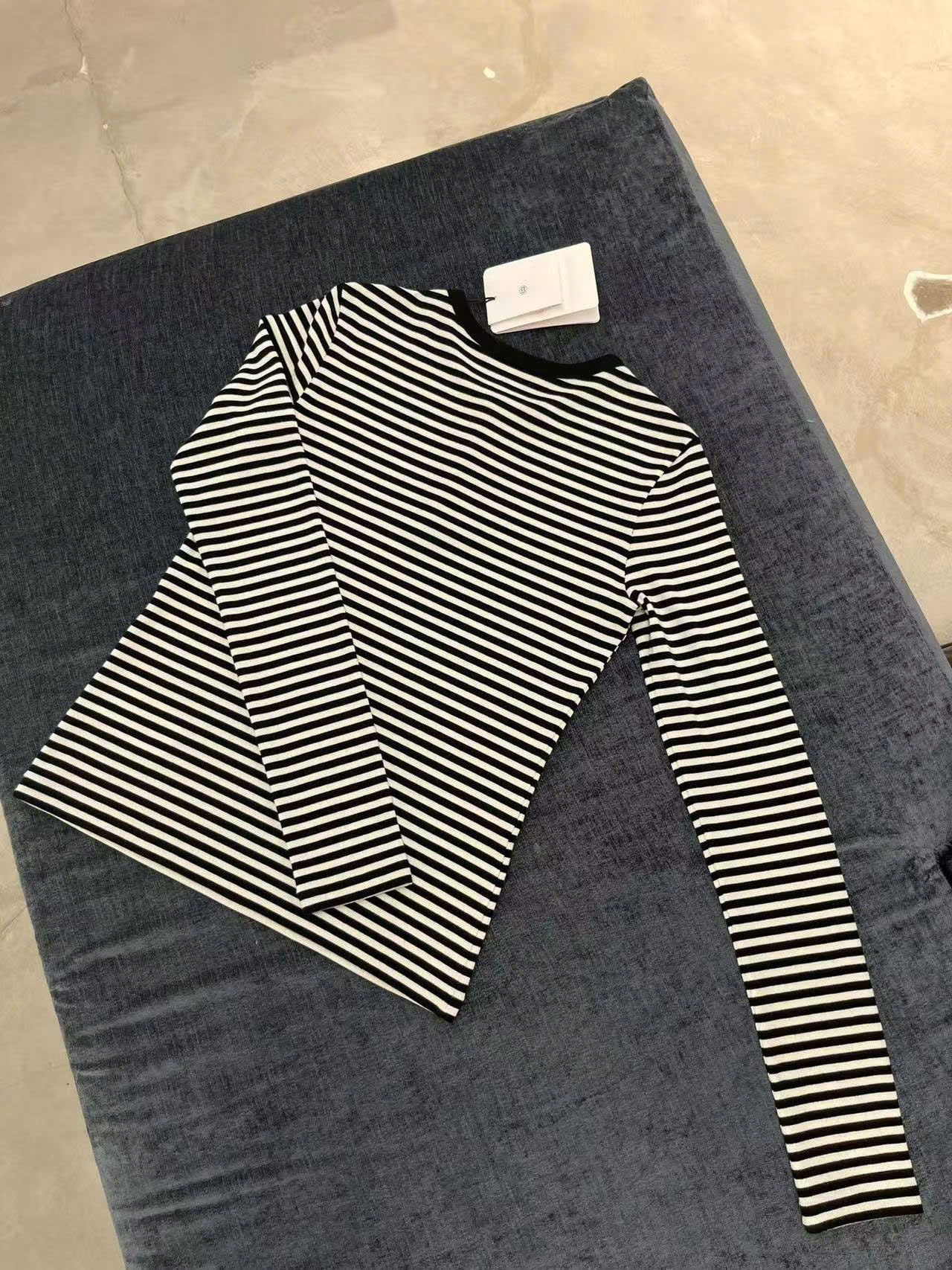  Áo thun kẻ đen trắng cổ cài cúc -nơ đen nhỏ 