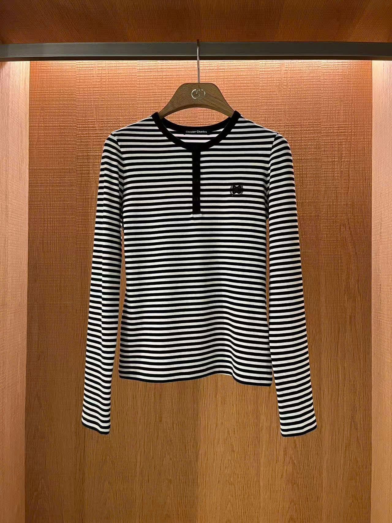  Áo thun kẻ đen trắng cổ cài cúc -nơ đen nhỏ 