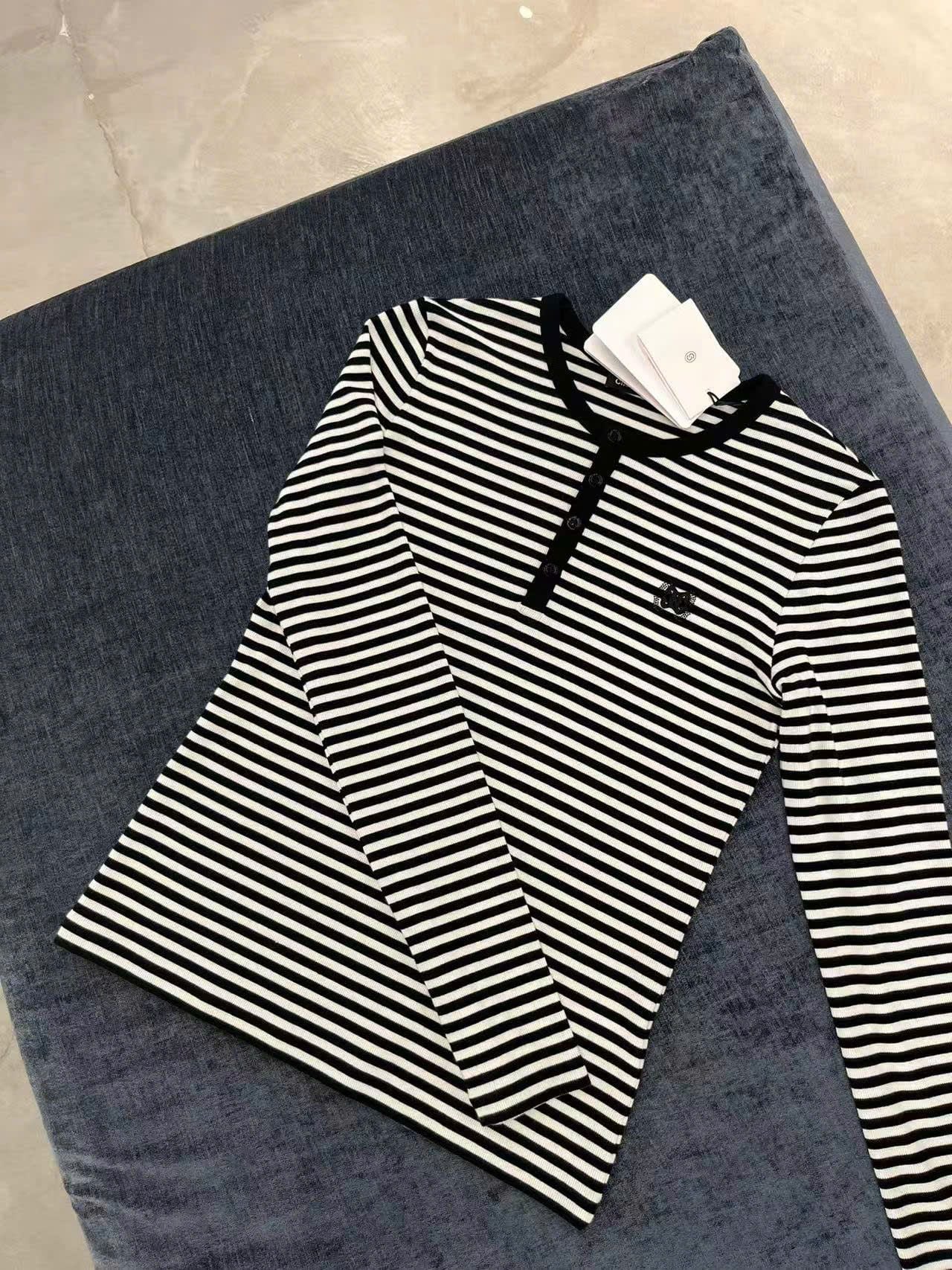  Áo thun kẻ đen trắng cổ cài cúc -nơ đen nhỏ 