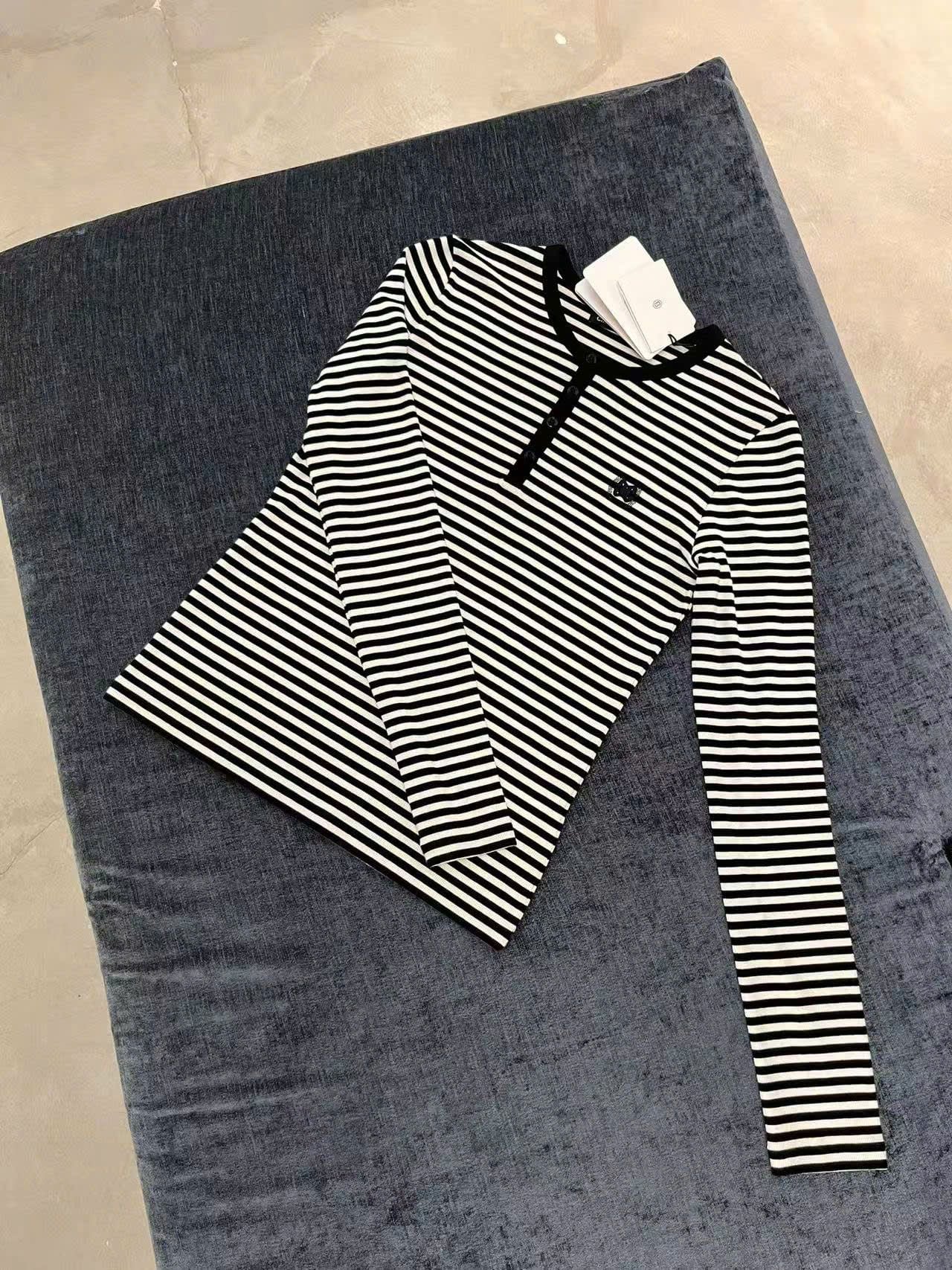  Áo thun kẻ đen trắng cổ cài cúc -nơ đen nhỏ 