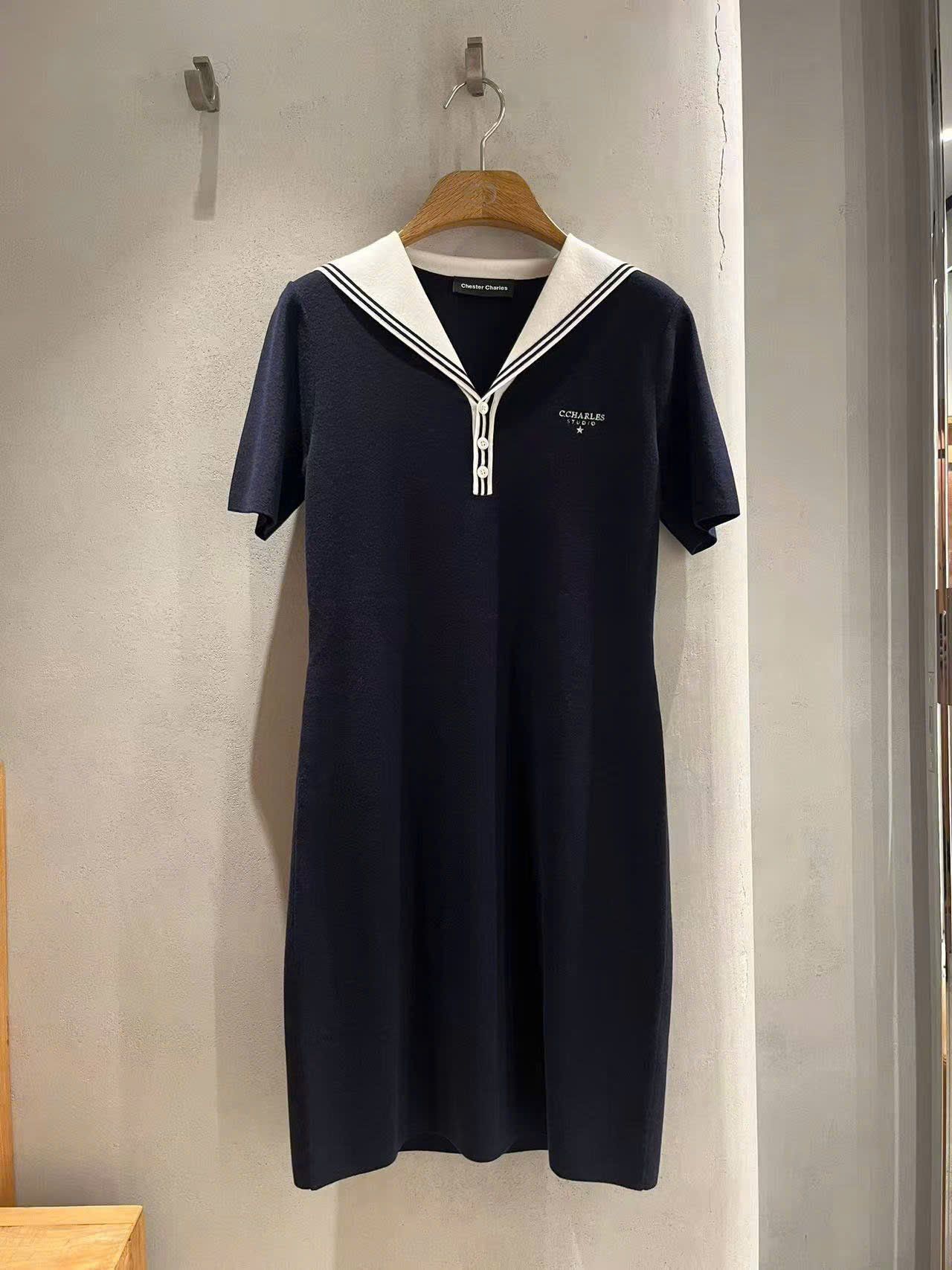  1.Váy thủy thủ xanh navy, cổ V trắng 