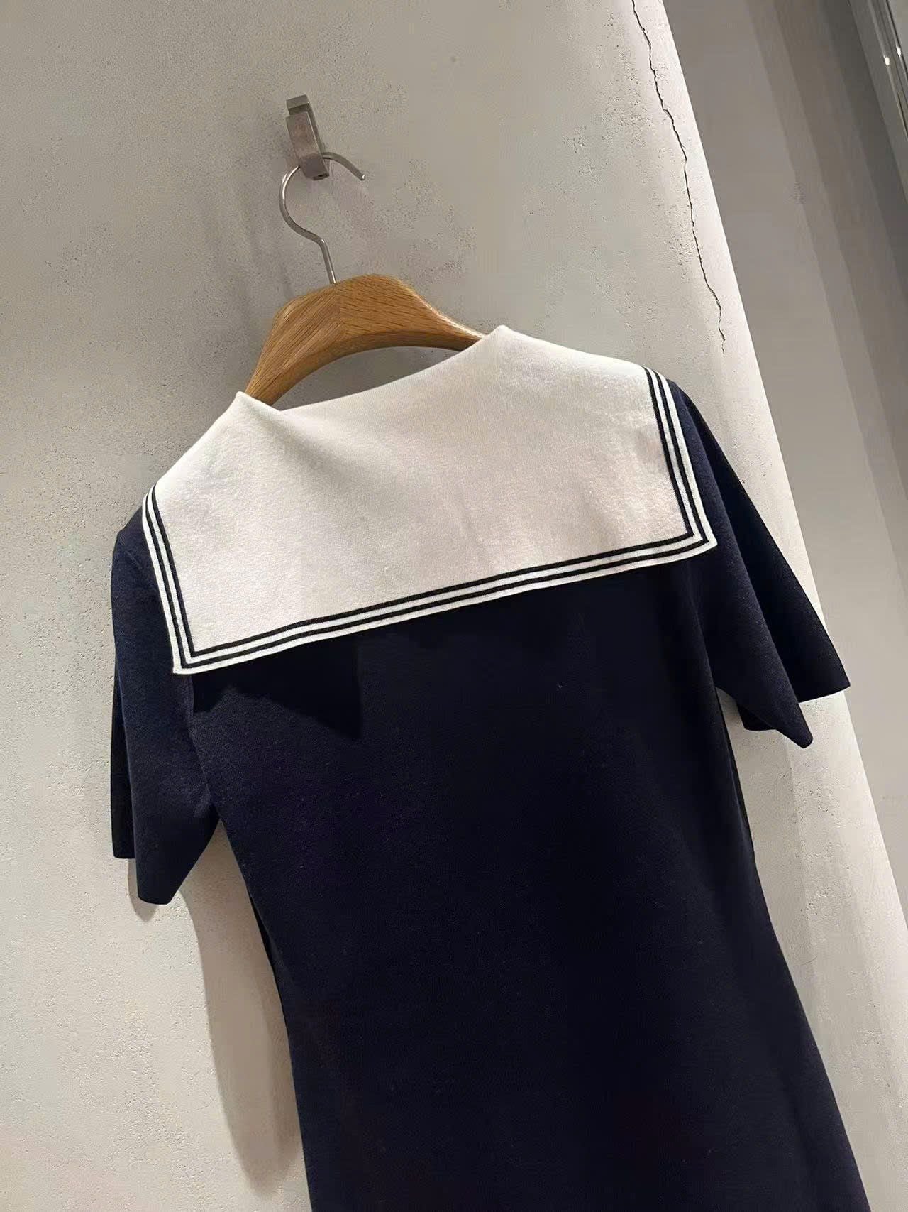  1.Váy thủy thủ xanh navy, cổ V trắng 