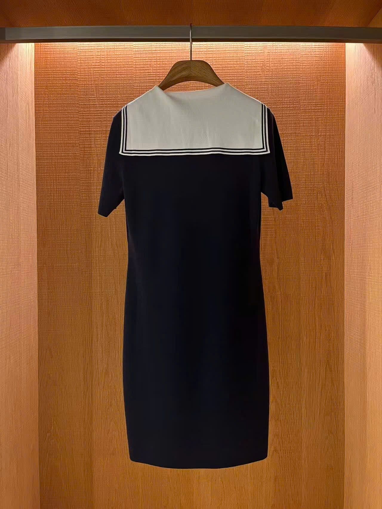  1.Váy thủy thủ xanh navy, cổ V trắng 