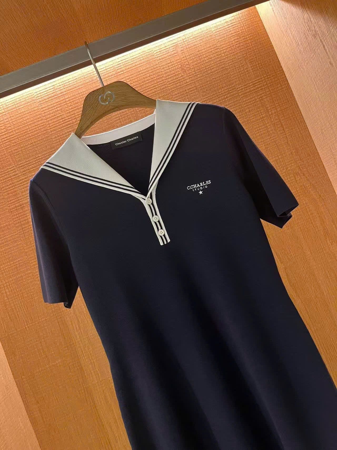  1.Váy thủy thủ xanh navy, cổ V trắng 