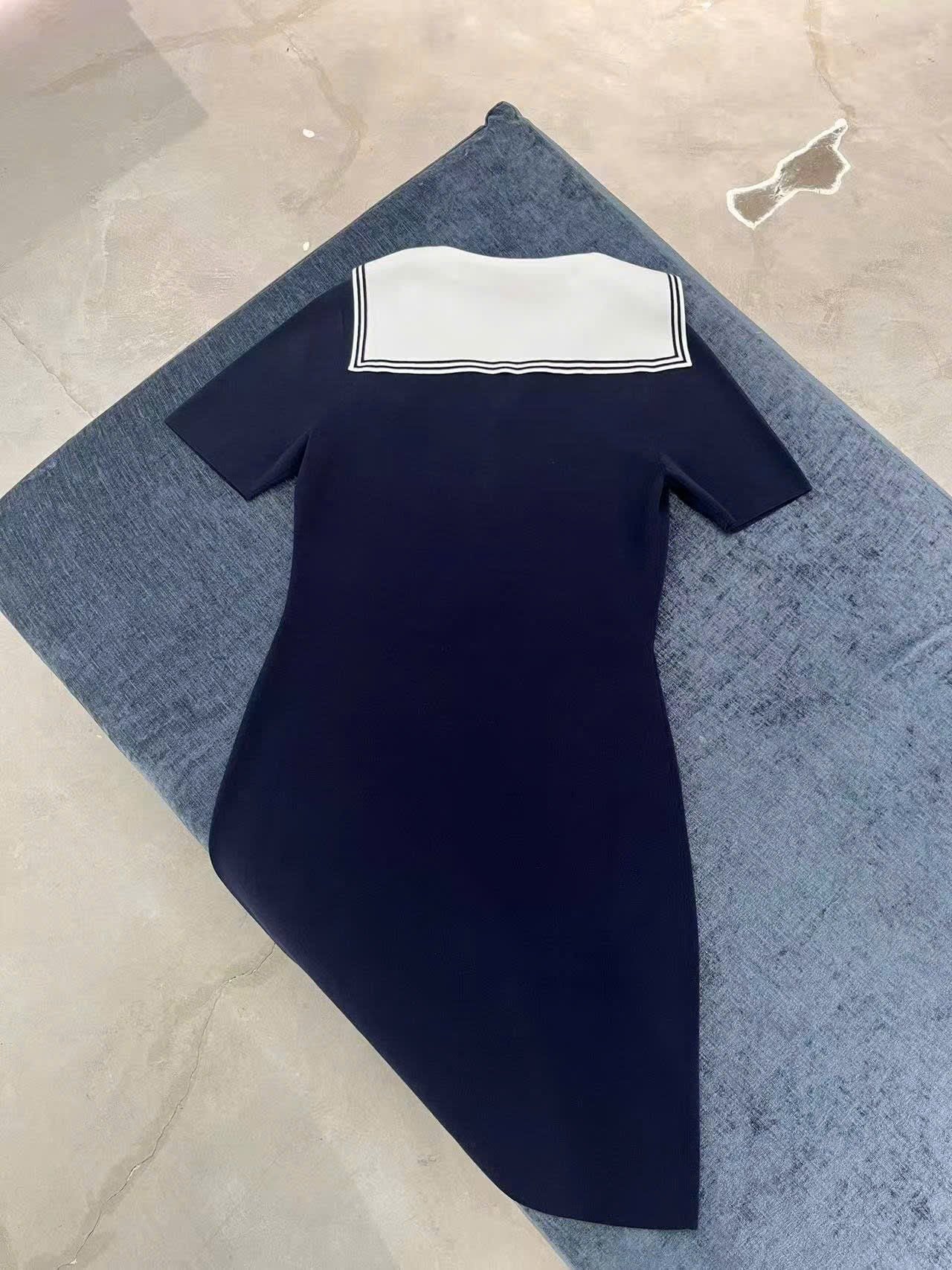  1.Váy thủy thủ xanh navy, cổ V trắng 