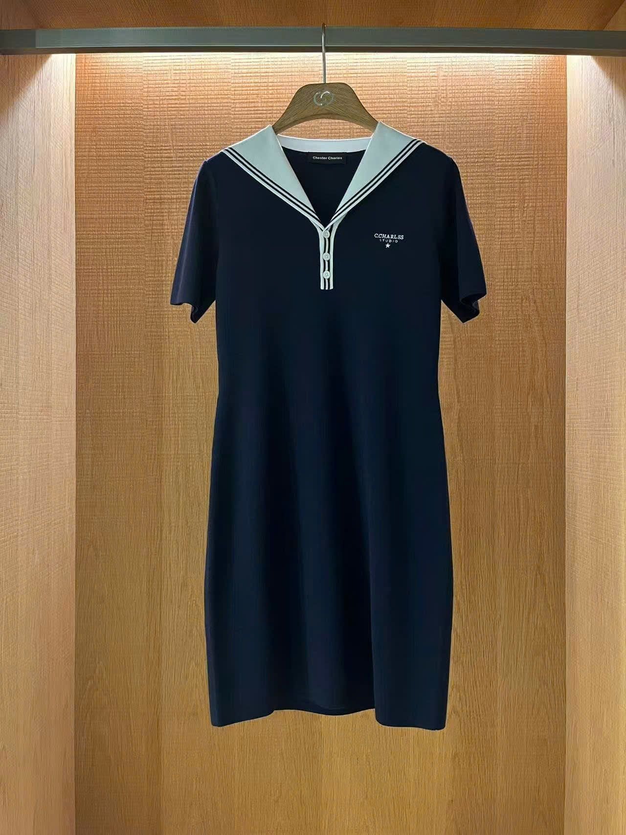 1.Váy thủy thủ xanh navy, cổ V trắng 