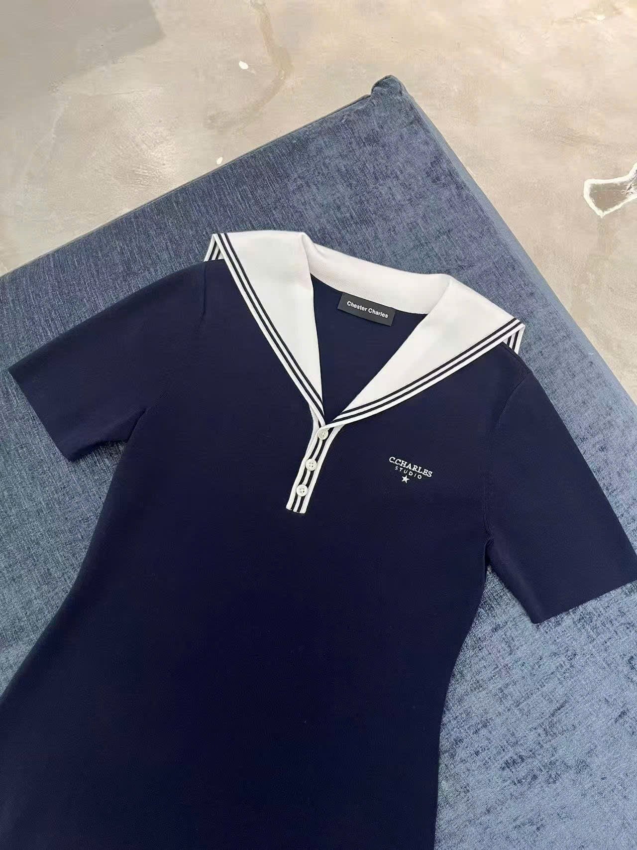  1.Váy thủy thủ xanh navy, cổ V trắng 