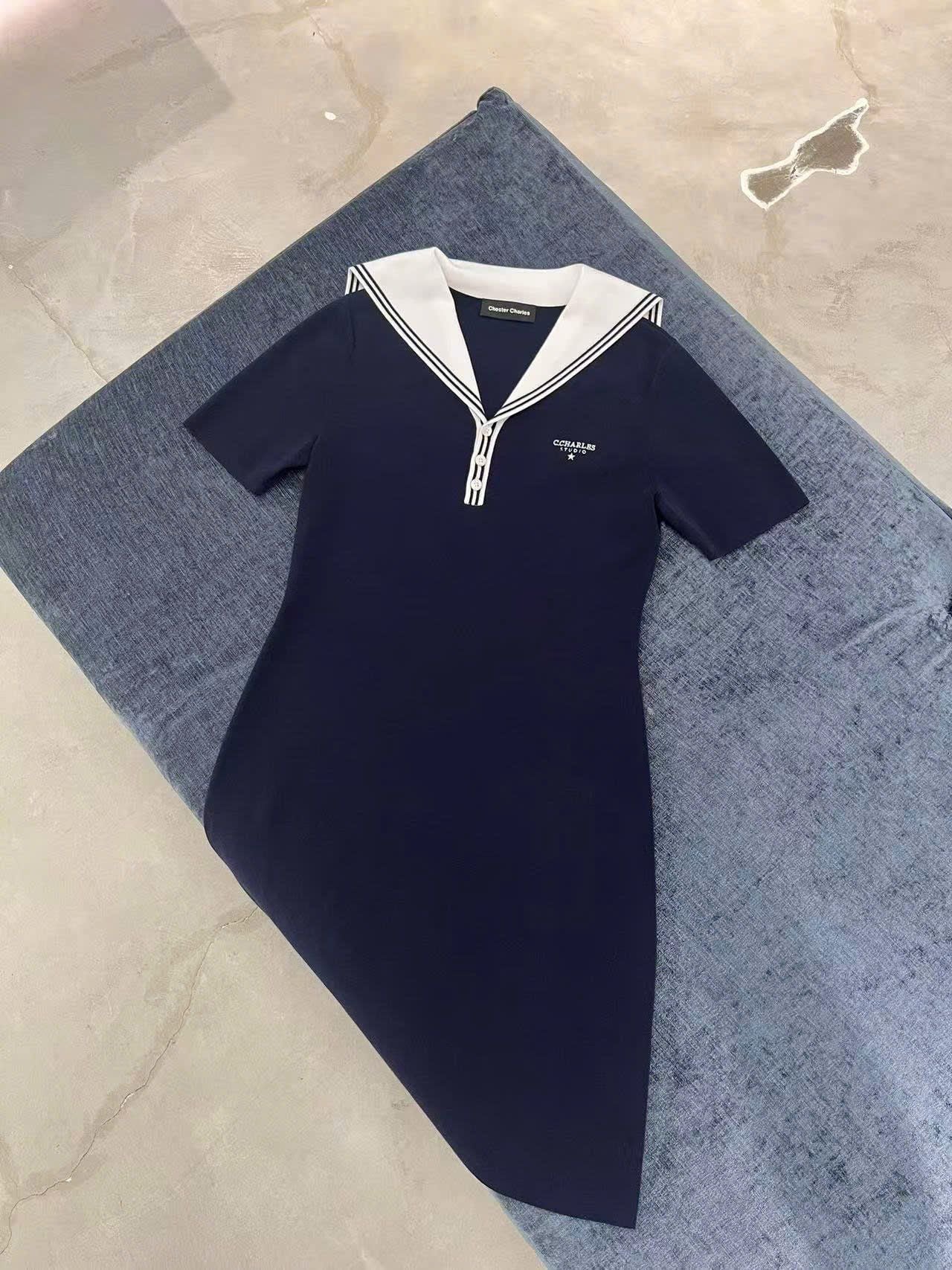  1.Váy thủy thủ xanh navy, cổ V trắng 