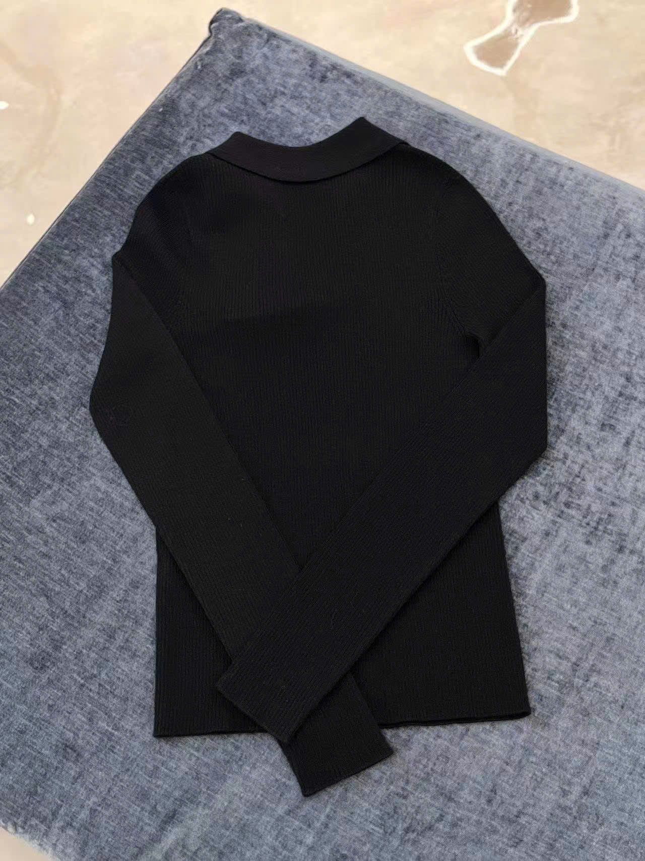  Áo dài tay đen cổ V, logo nhỏ 