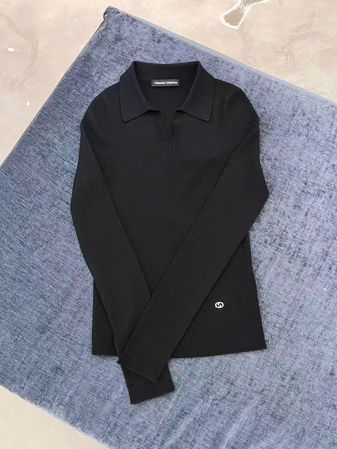  Áo dài tay đen cổ V, logo nhỏ 