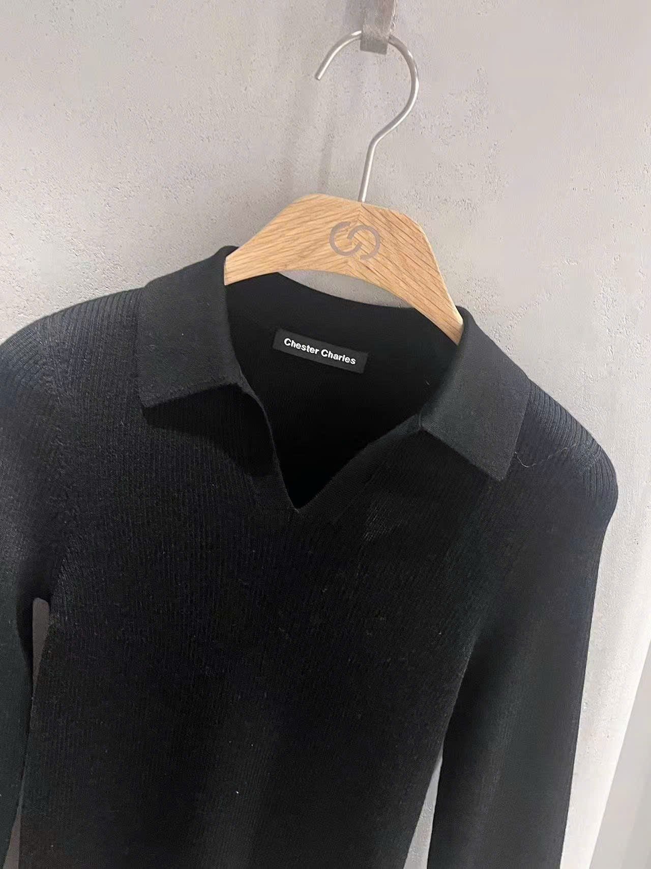  Áo dài tay đen cổ V, logo nhỏ 