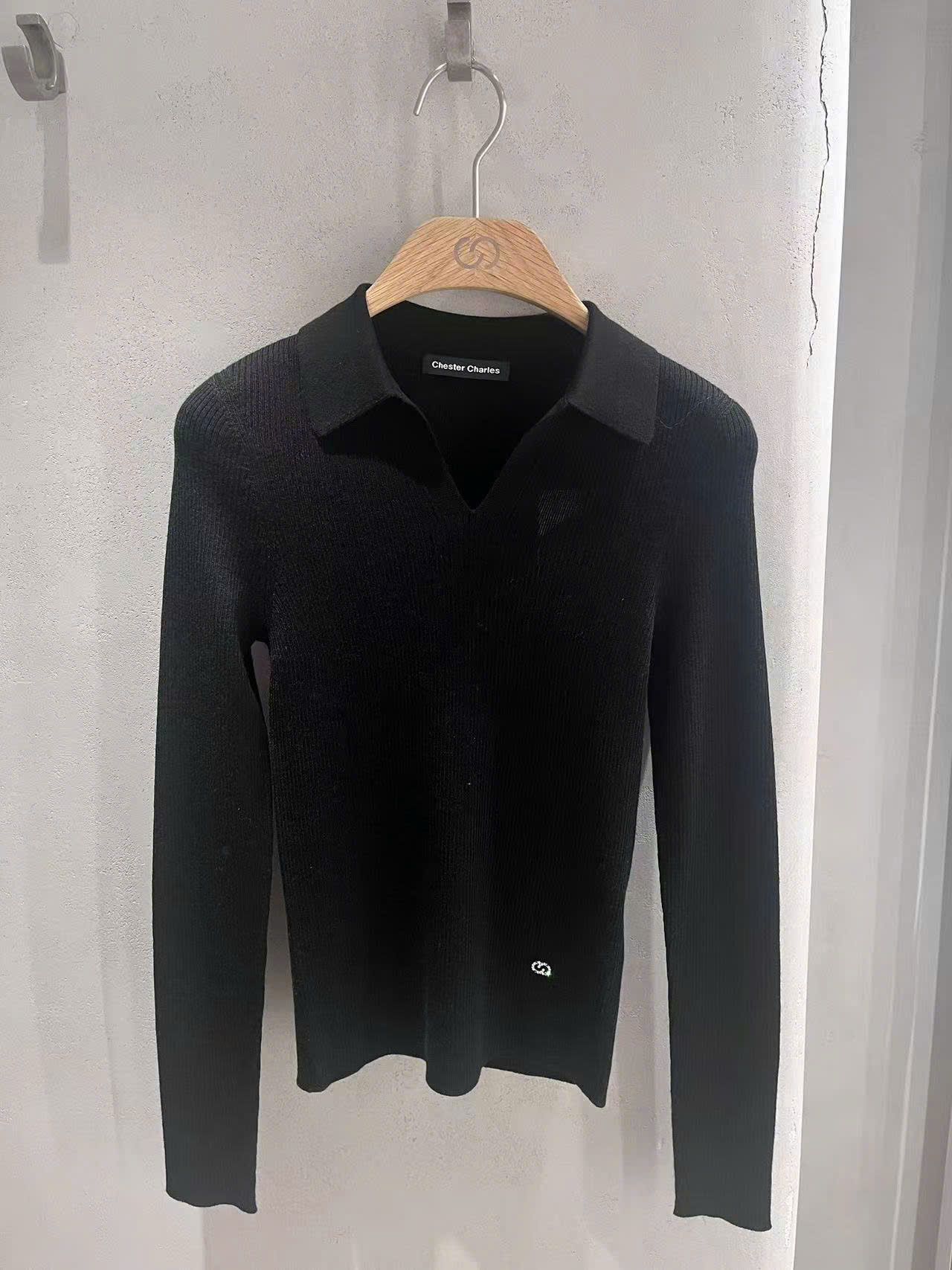  Áo dài tay đen cổ V, logo nhỏ 