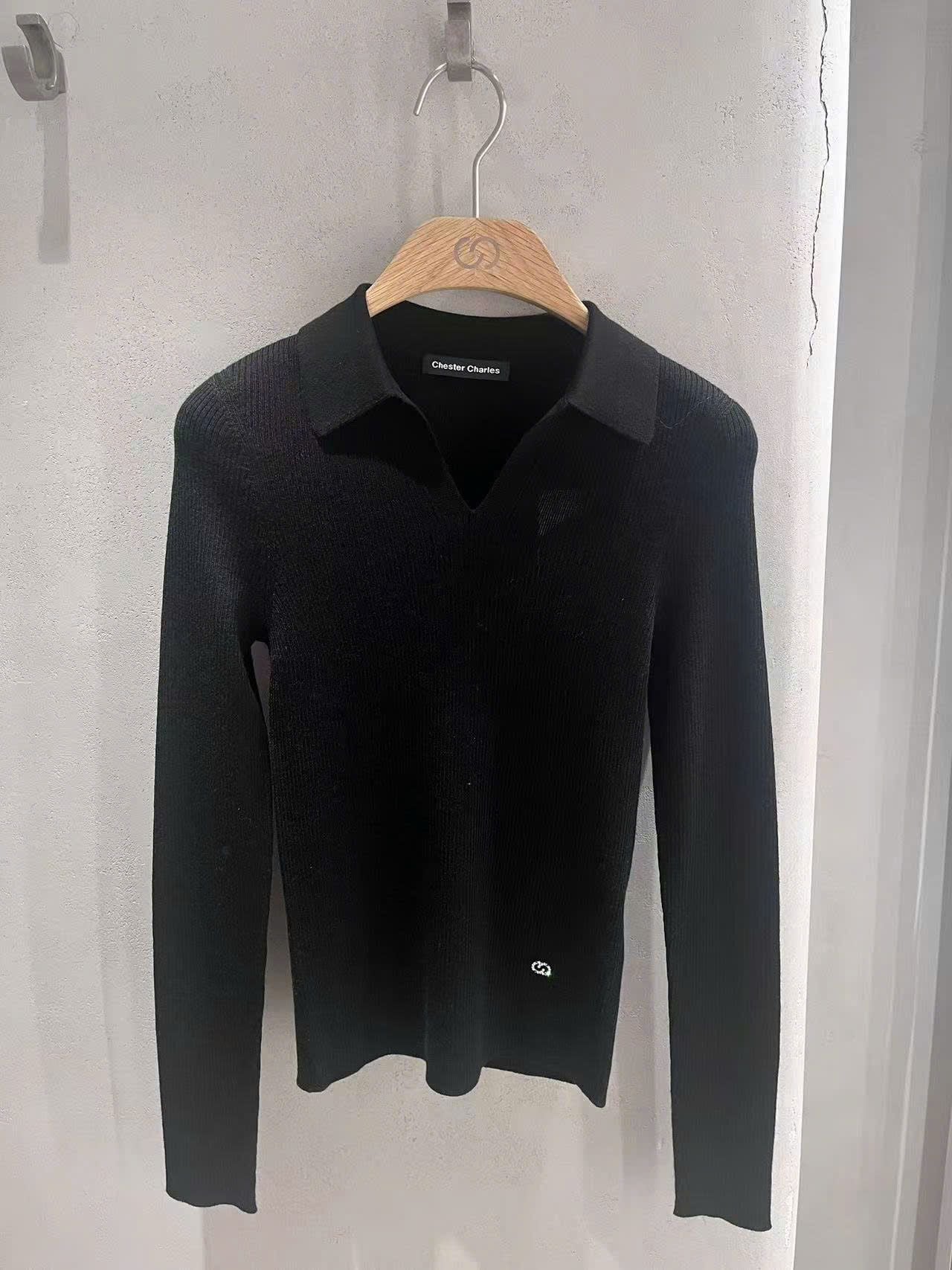  Áo dài tay đen cổ V, logo nhỏ 