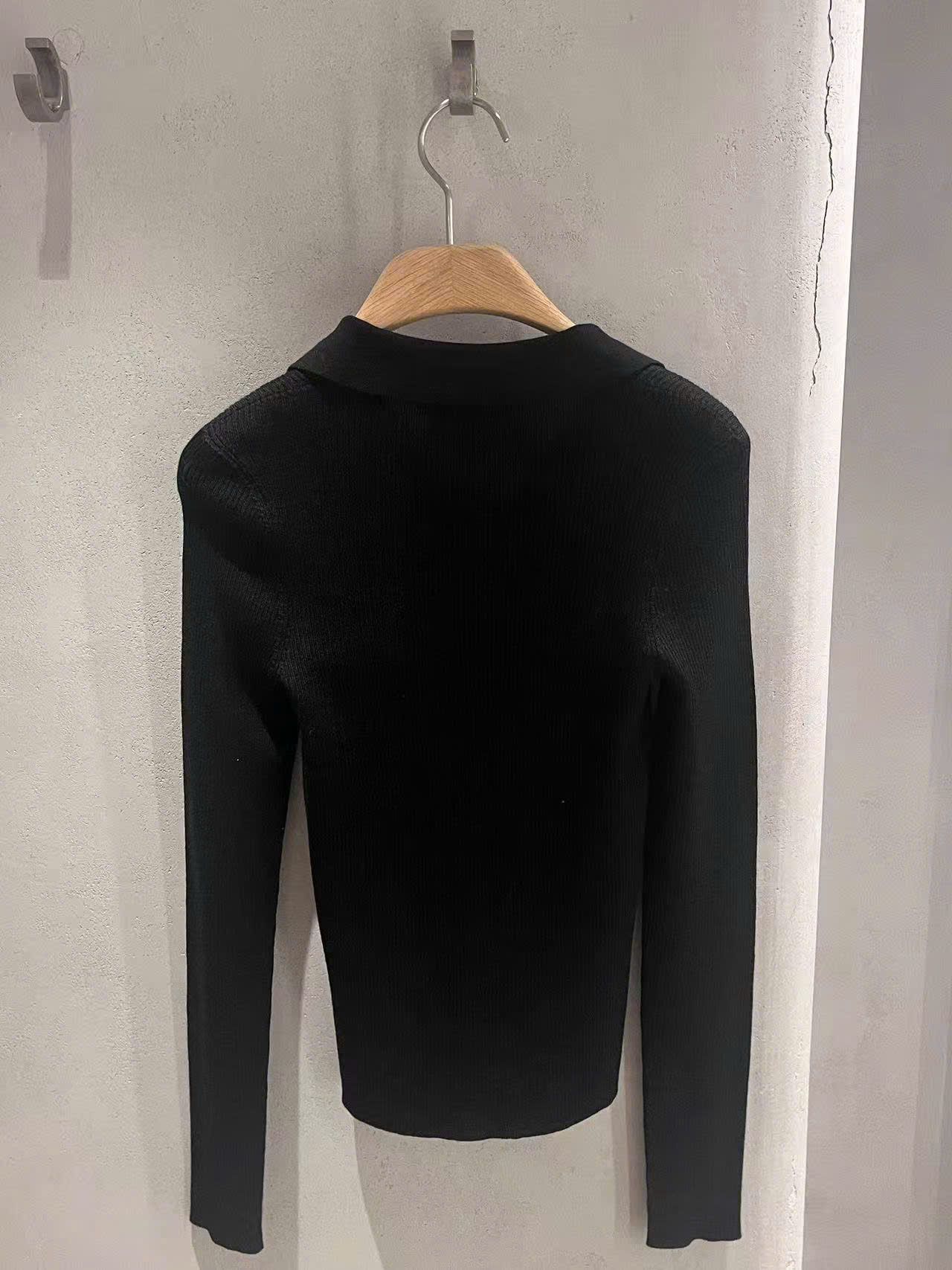  Áo dài tay đen cổ V, logo nhỏ 