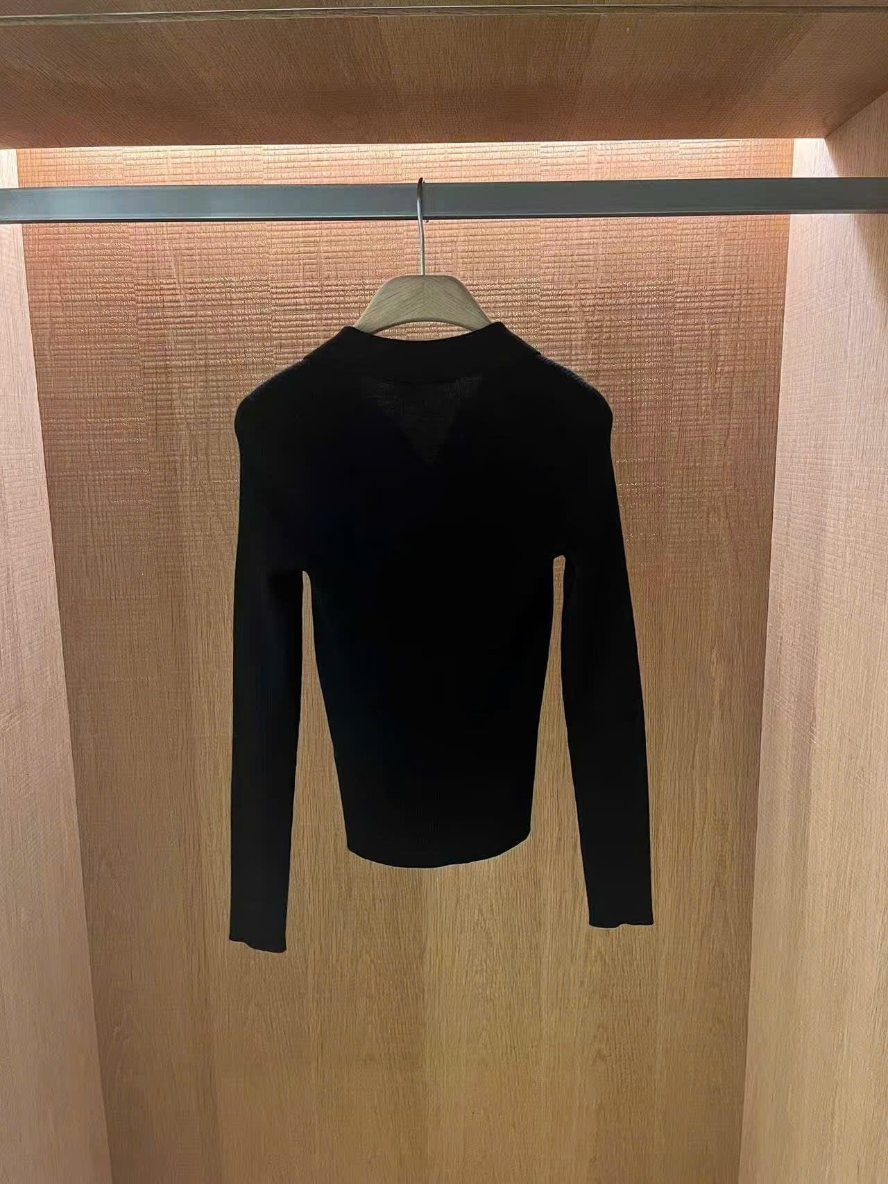  Áo dài tay đen cổ V, logo nhỏ 