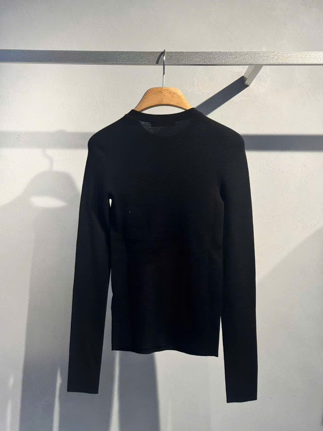  WOOL áo len màu đen dài tay 