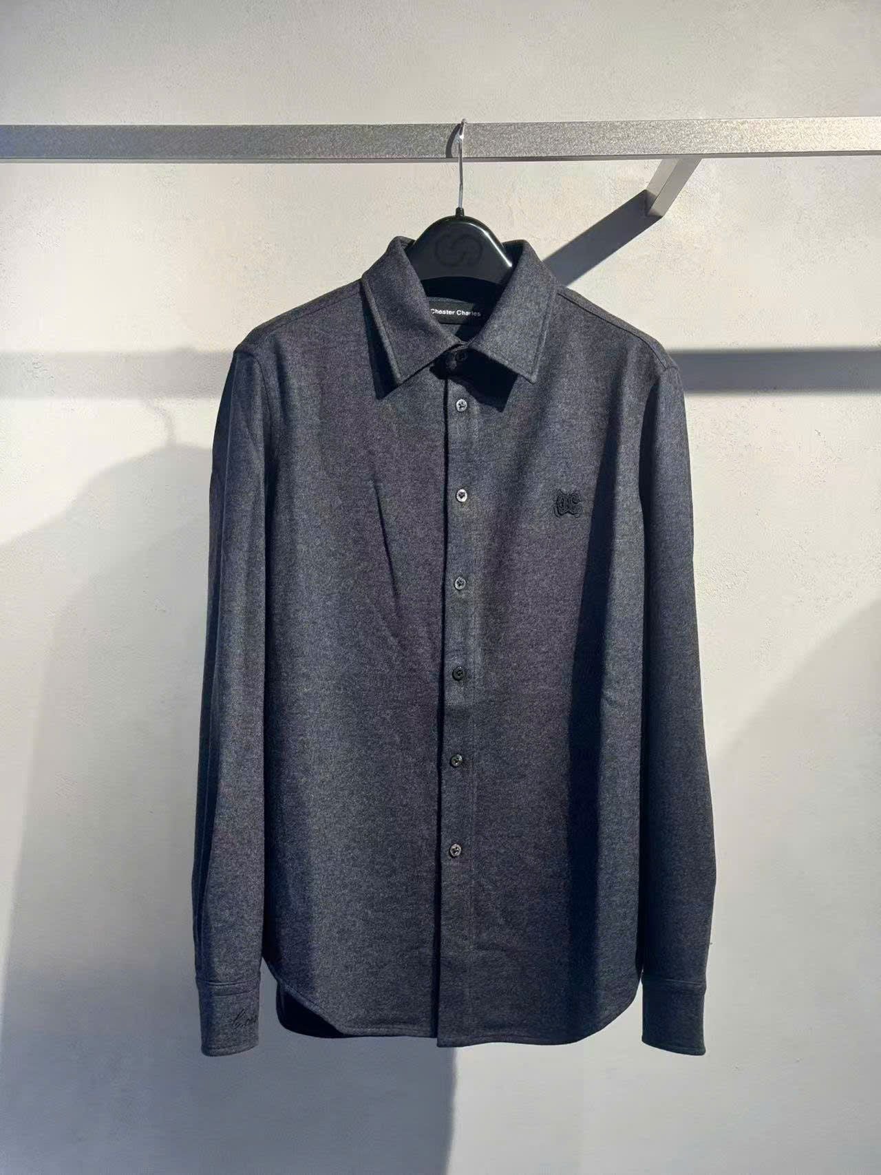  2.Áo Sơ mi xanh đậm - logo lồng 1 bên 