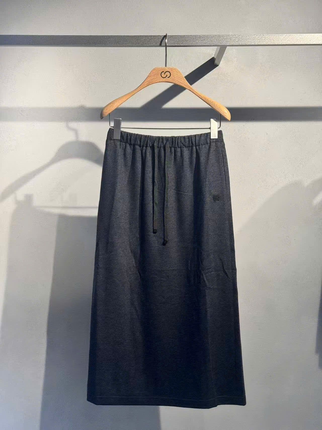  Bộ Áo sơ mi và chân váy dài cạp chun - xanh đen đậm set 