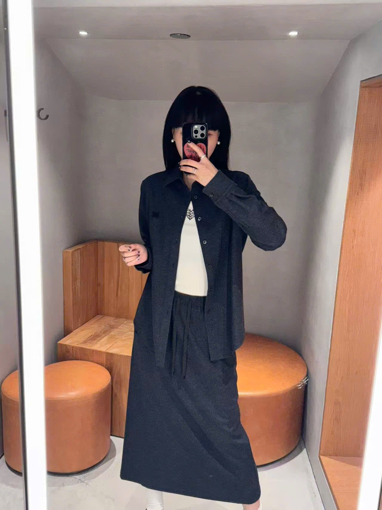  2.Áo Sơ mi xanh đậm - logo lồng 1 bên 