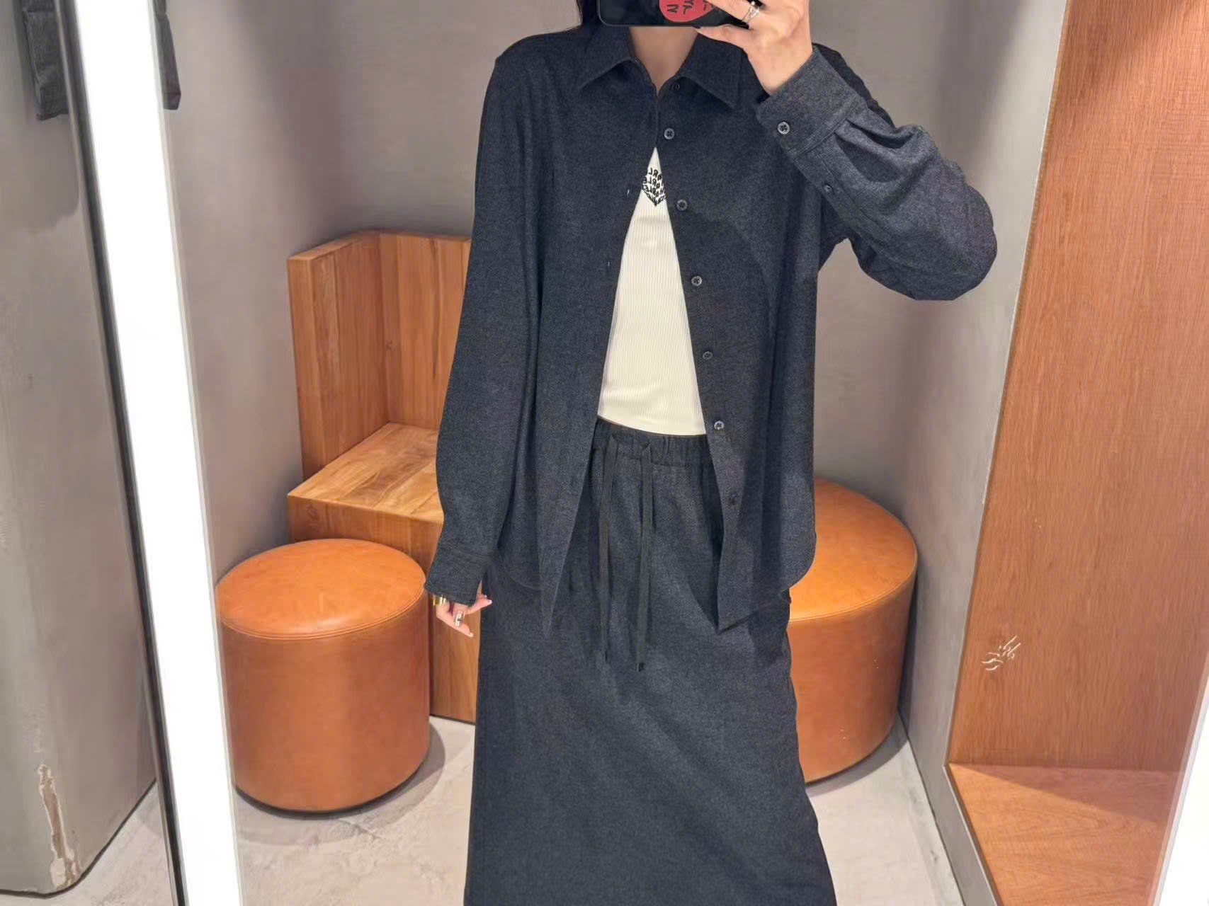  2.Áo Sơ mi xanh đậm - logo lồng 1 bên 