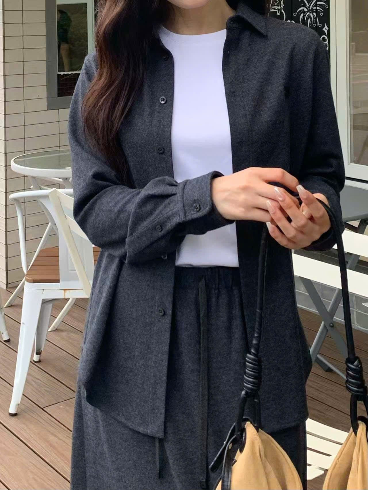  2.Áo Sơ mi xanh đậm - logo lồng 1 bên 