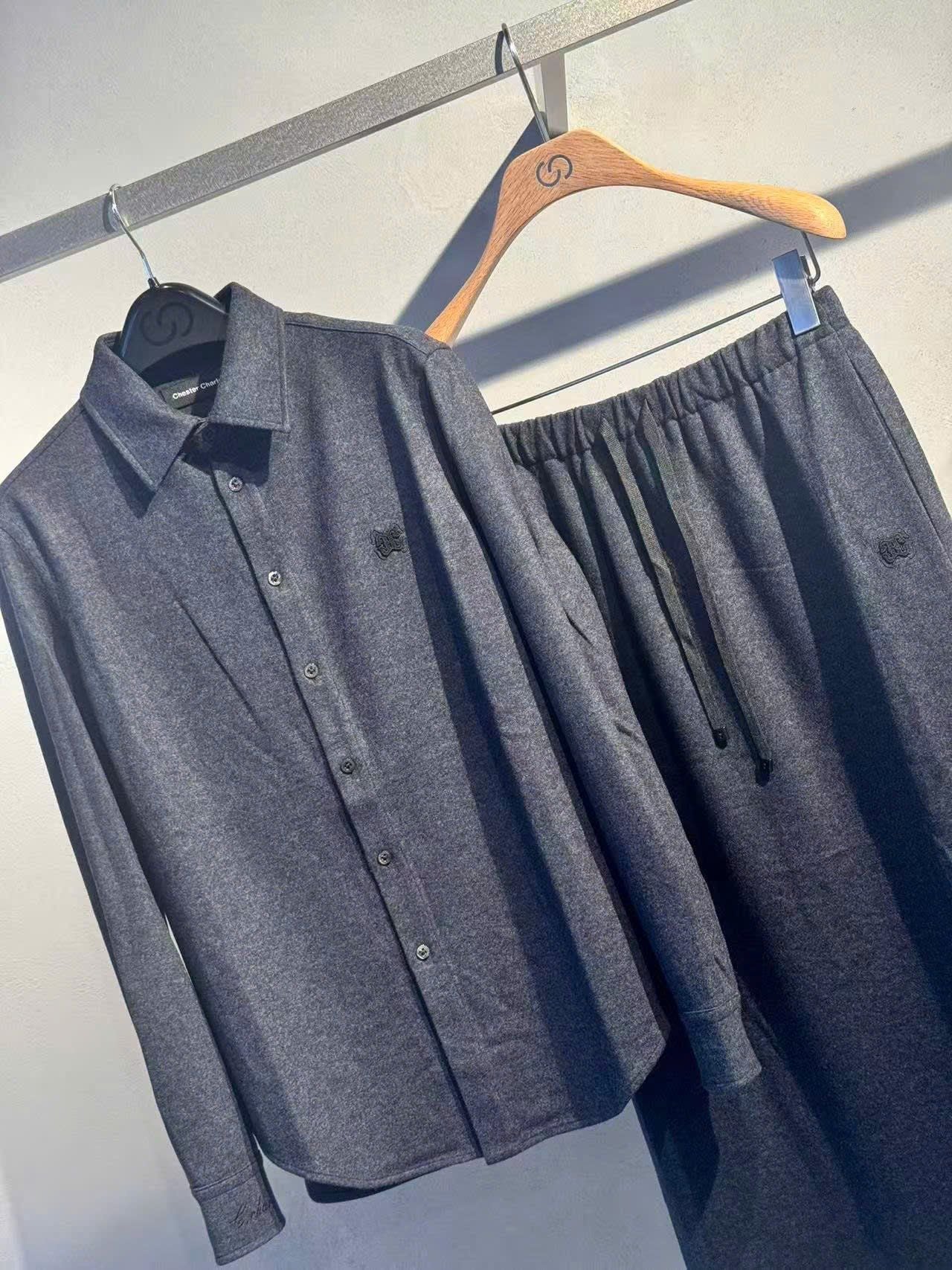  2.Áo Sơ mi xanh đậm - logo lồng 1 bên 