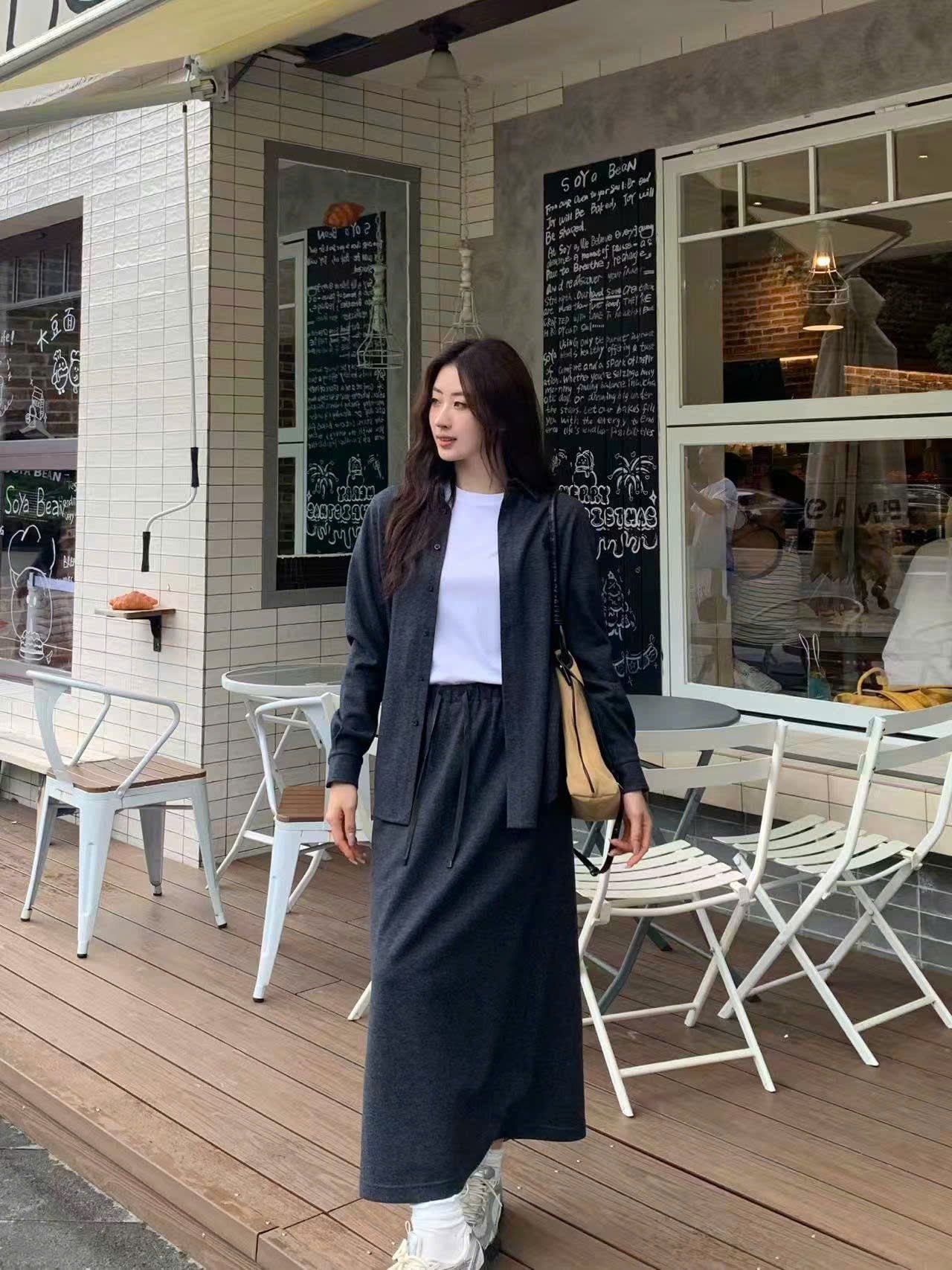  2.Áo Sơ mi xanh đậm - logo lồng 1 bên 